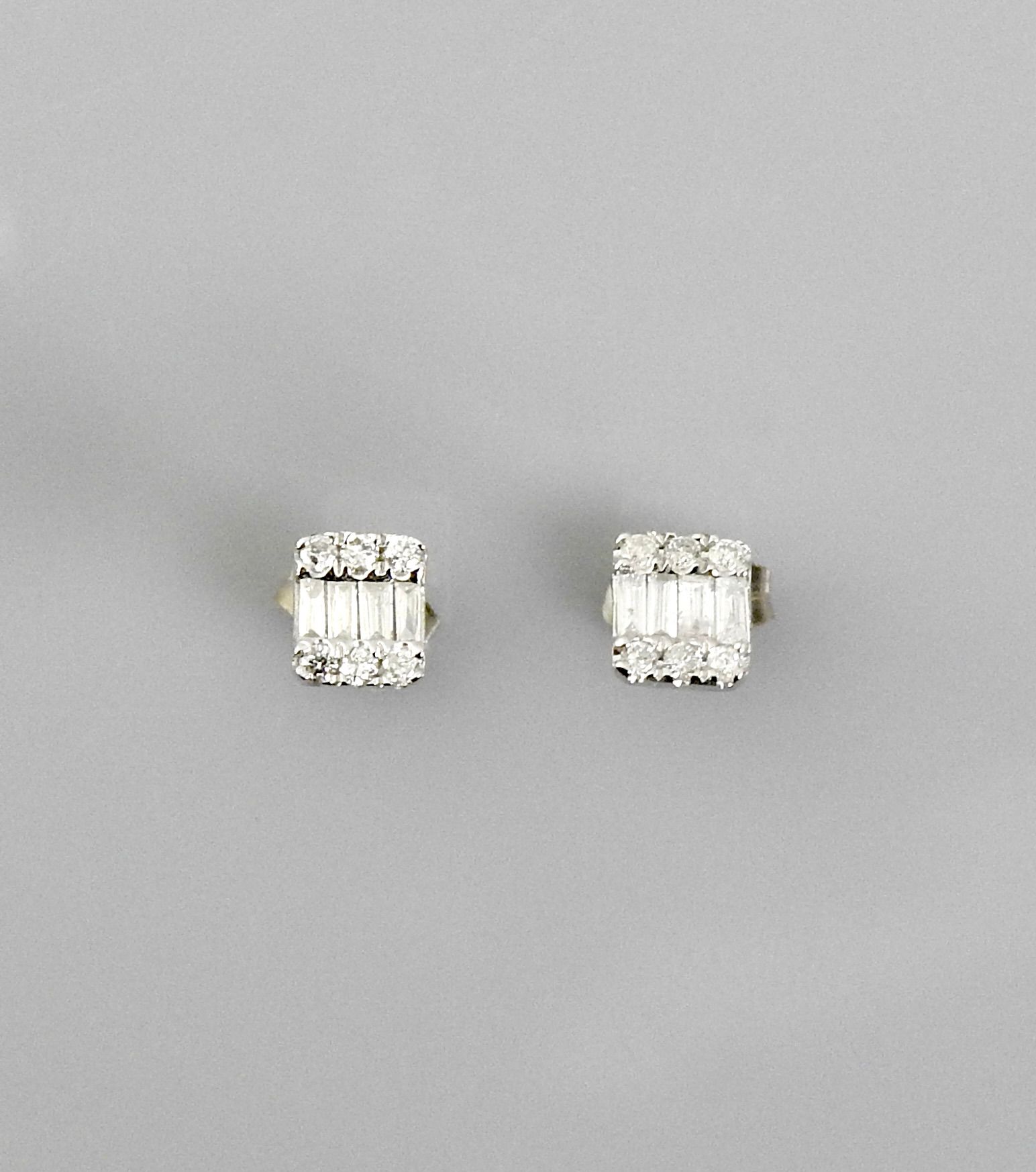 Null 白金方形耳环，750毫米，镶有长方形和明亮式切割钻石，重量：0.55克。