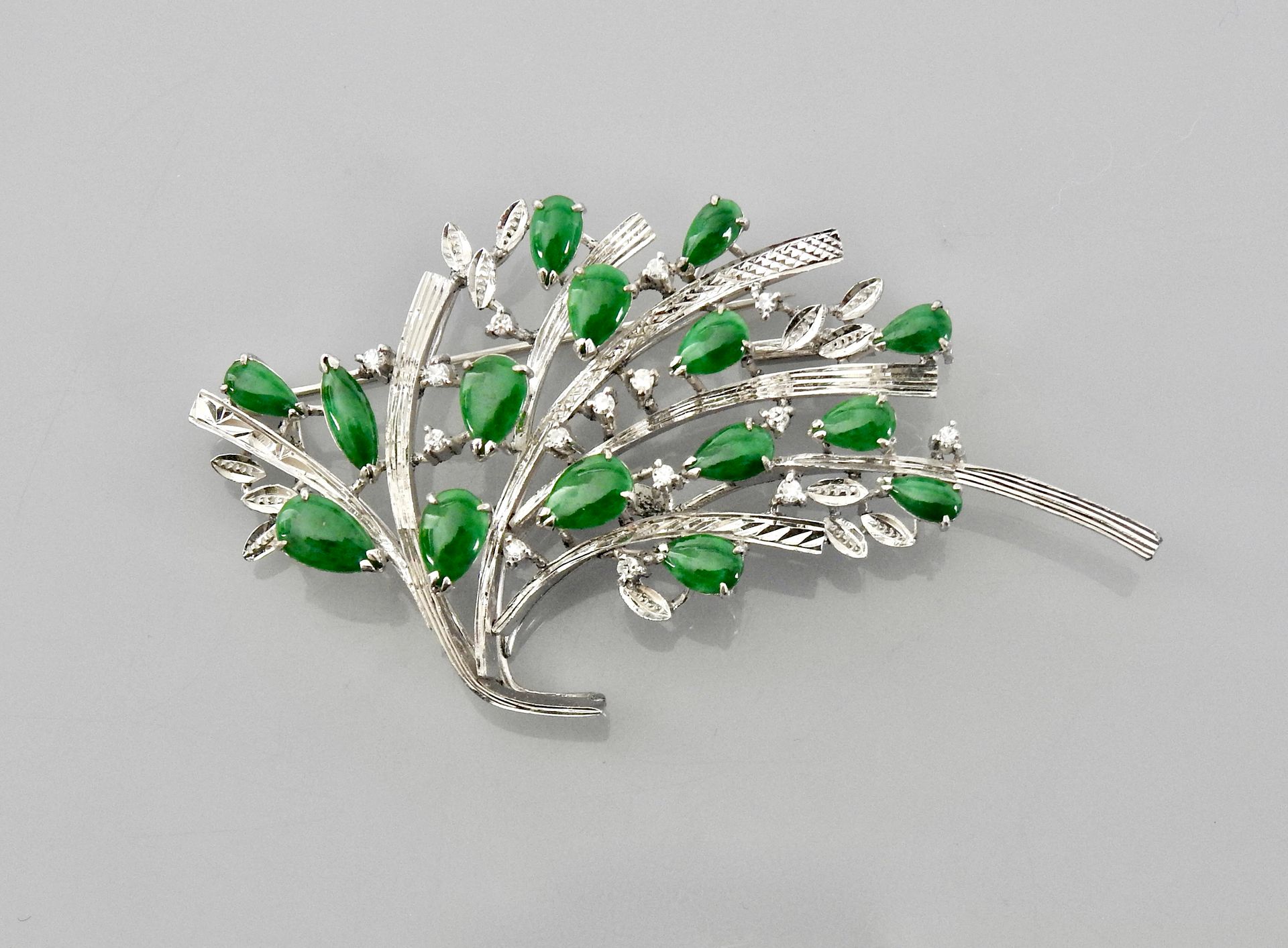 Null Broche en forma de ramo, plata 925 MM, decorado con diamantes y jadeíta, ta&hellip;
