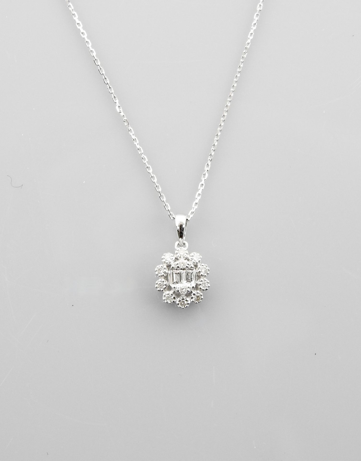 Null Chaîne et pendentif en or gris, 750 MM, recouvert de diamants taille baguet&hellip;