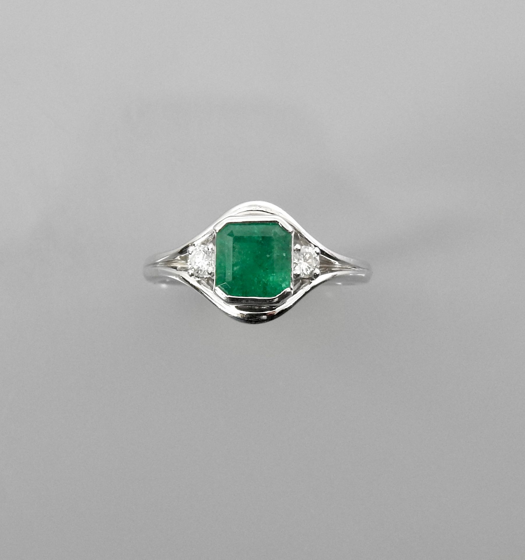 Null 白金戒指，750毫米，镶有重约1.50克拉的椭圆形祖母绿和钻石，尺寸为56，毛重5克。