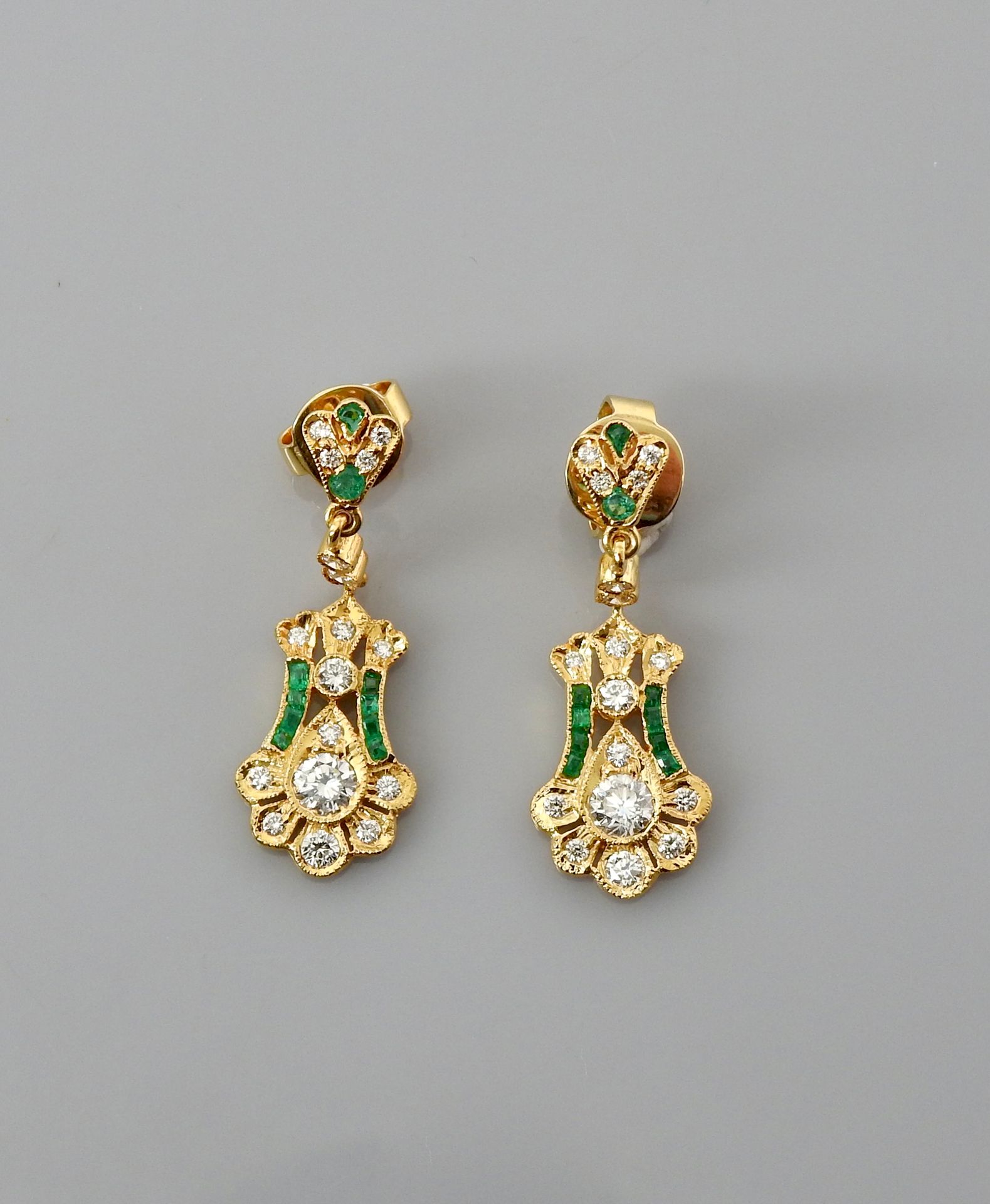 Null Yellow gold earrings, 750 MM, each adorned with a fall of diamonds bearing &hellip;