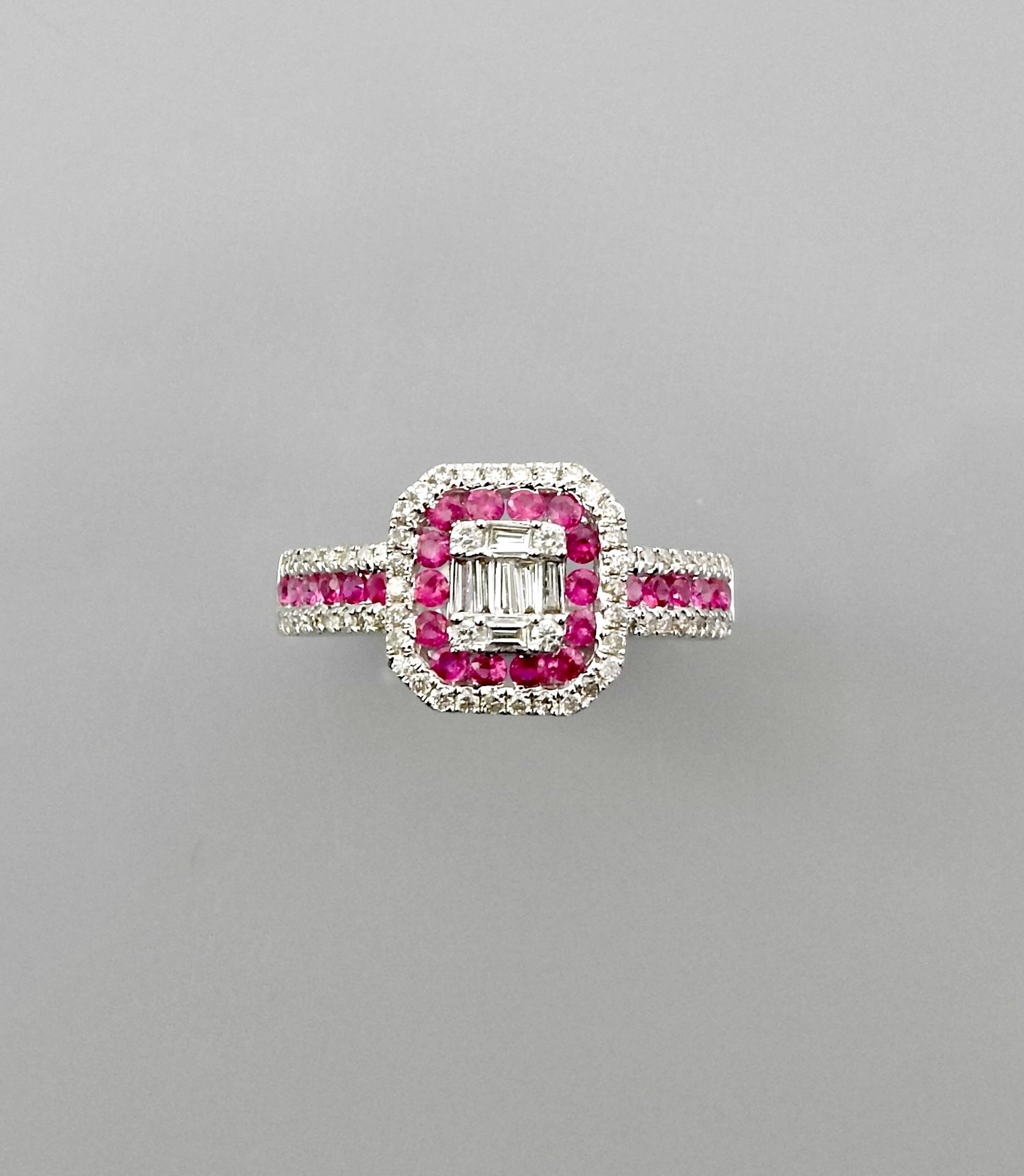 Null 戒指绘制一个方形托盘，白金，750毫米，覆盖和肩部的红宝石和钻石，尺寸：52，重量：2,65克，毛。