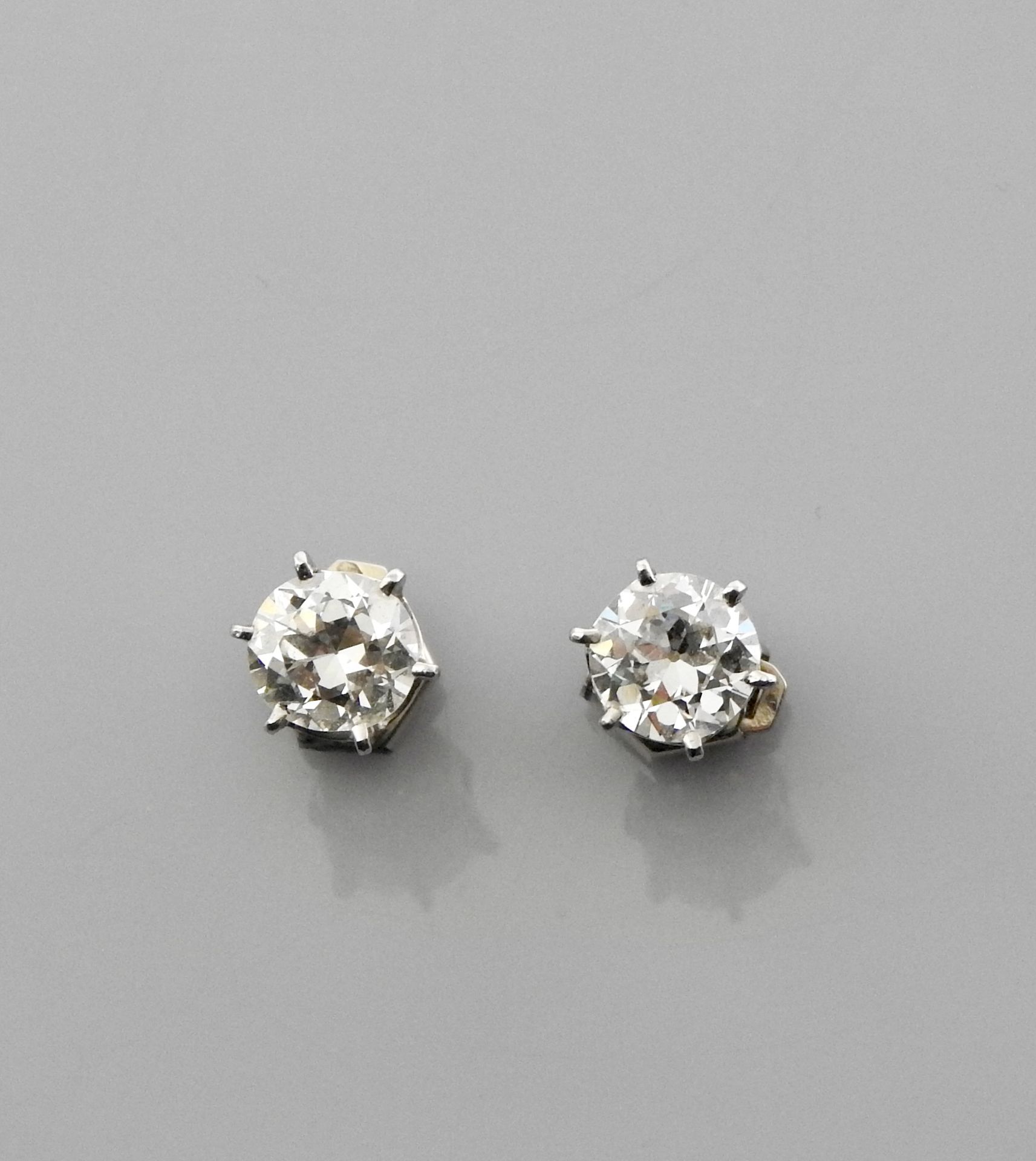 Null 白金耳环，750毫米，每只耳环都镶嵌了一颗明亮式切割钻石，重约1克拉，重量：3.1克。