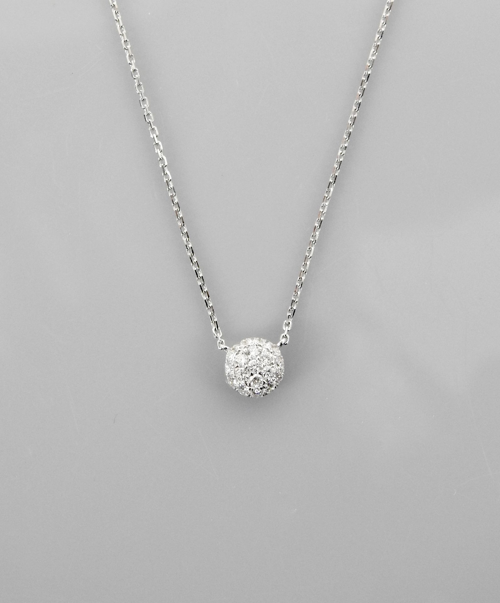 Null Chaîne et pendentif rond en or gris, 750 MM, recouvert de diamants, anneau &hellip;