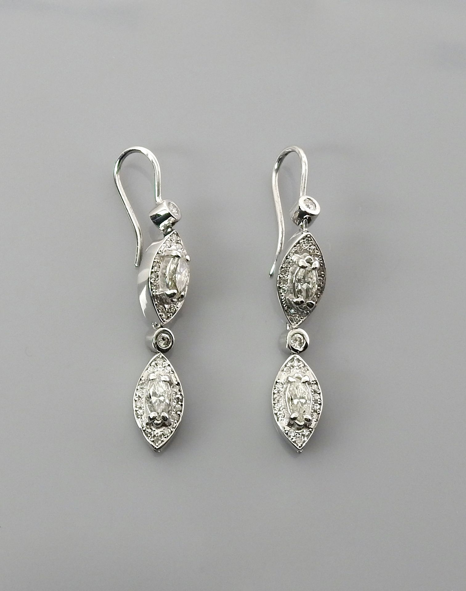 Null Pendants d'oreilles en or gris, 750 MM, chacun orné de deux diamants taille&hellip;