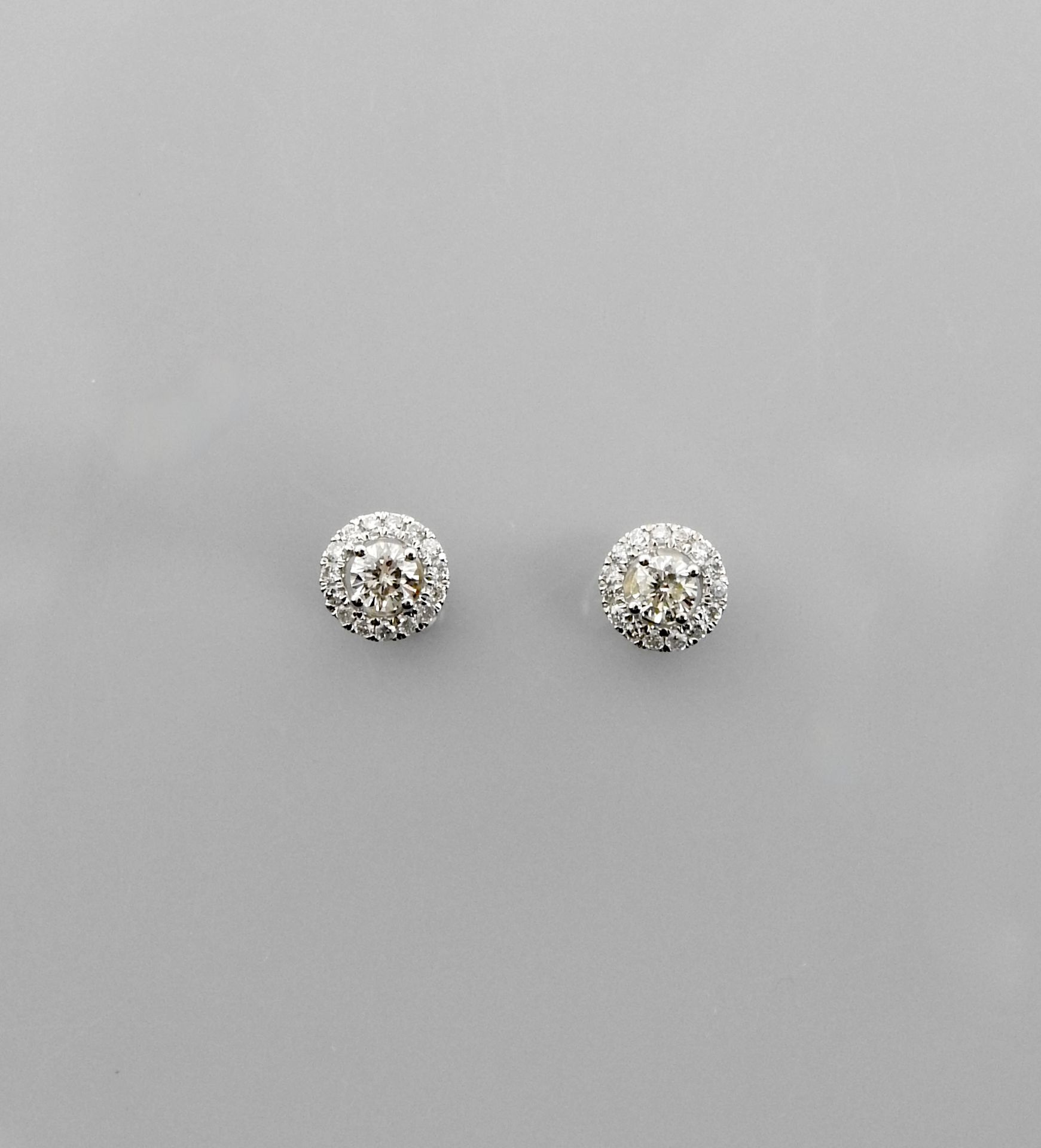 Null Boutons d'oreilles ronds en or gris, 750 MM, recouverts de diamants, poids &hellip;