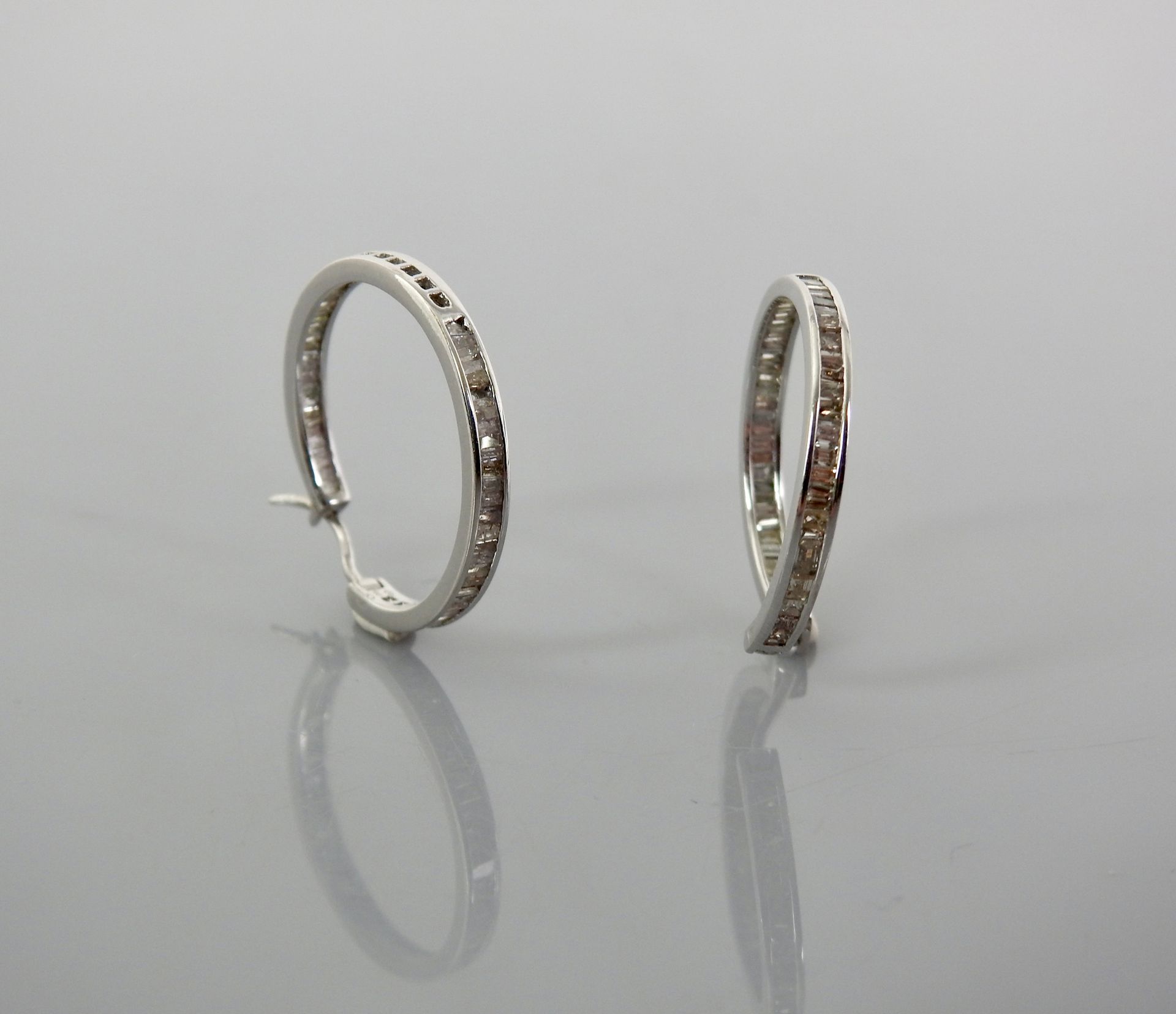 Null White gold hoop earrings, 750 MM, highlighted with baguette-cut diamonds, t&hellip;
