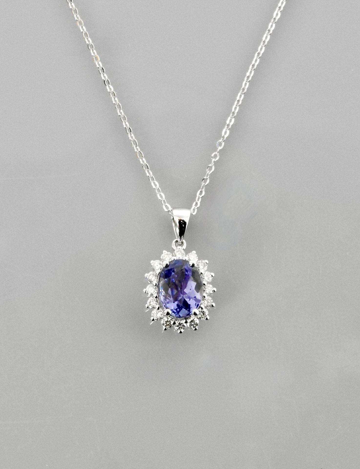 Null Chain and pendant in white gold, 750 MM, set with an oval tanzanite weighin&hellip;