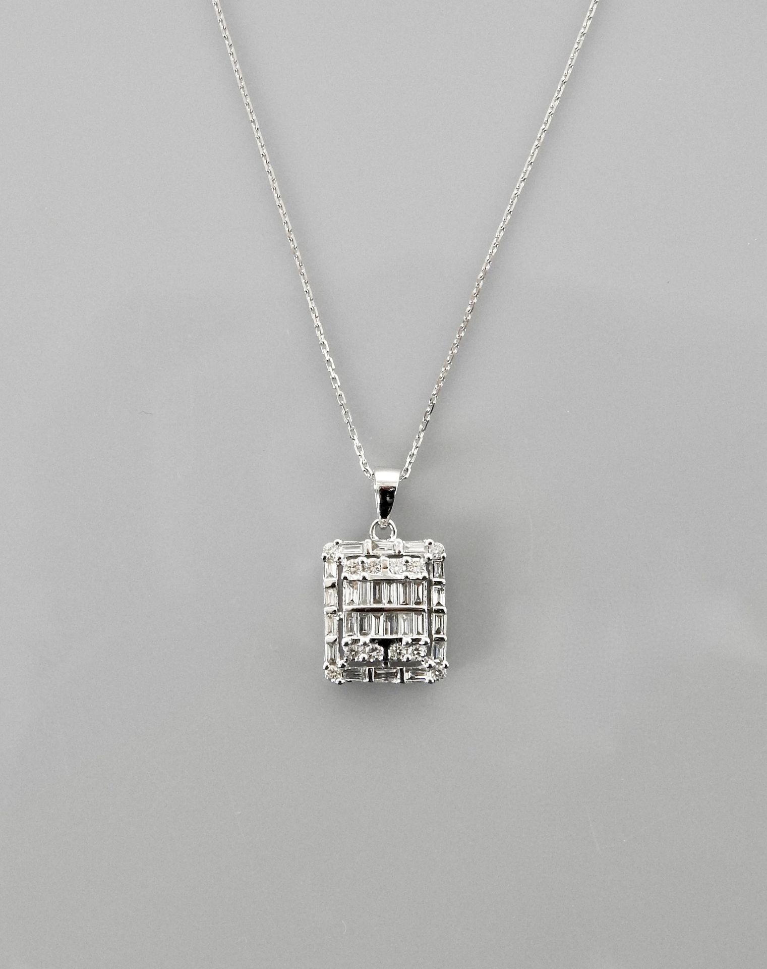 Null Chaîne et pendentif en or gris, 750 MM, recouvert de diamants taille baguet&hellip;