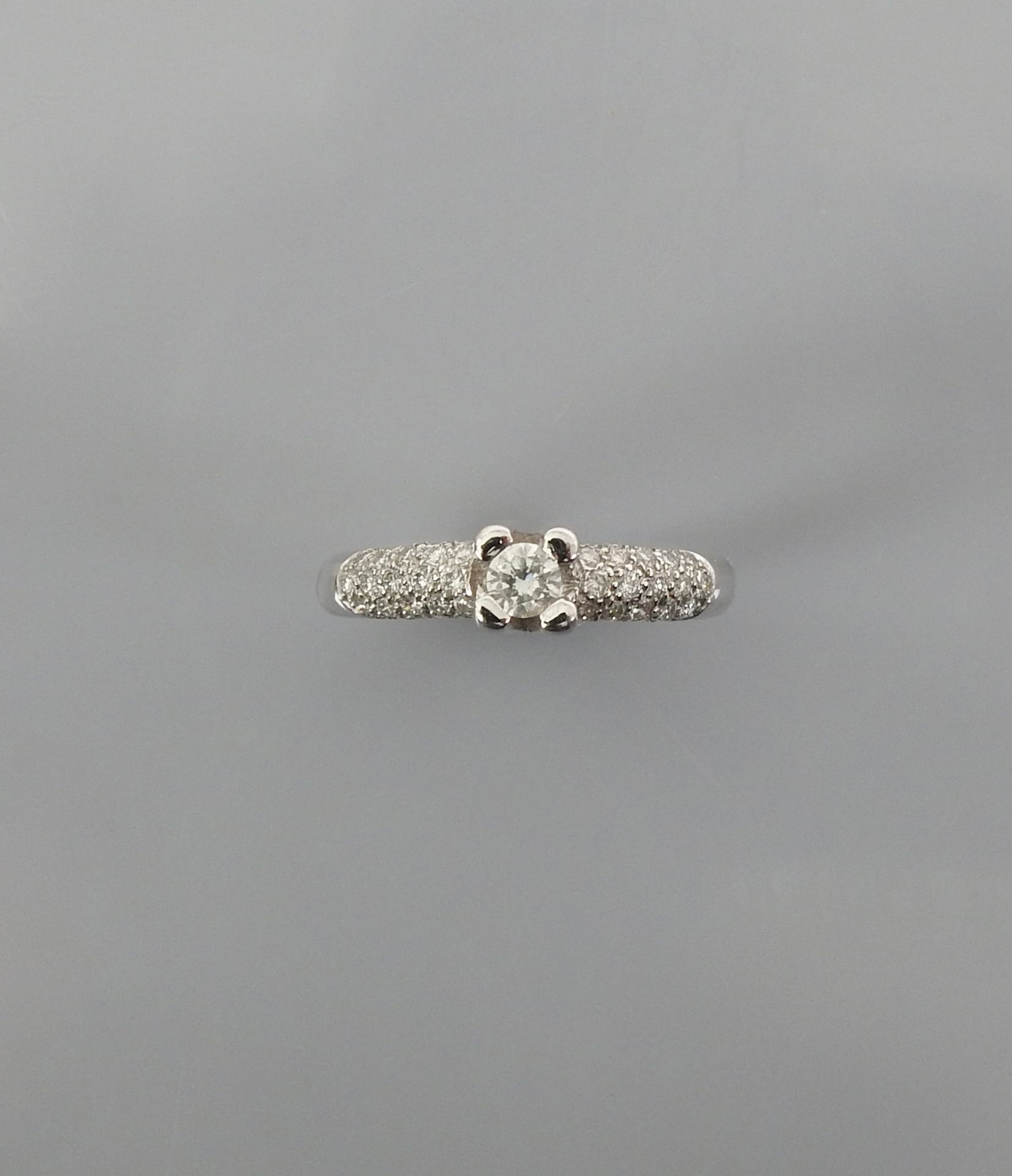 Null 单身戒指，白金，750毫米，在两颗钻石之间镶嵌一颗重约0.35克拉的钻石，尺寸：54，重量：4克毛重。