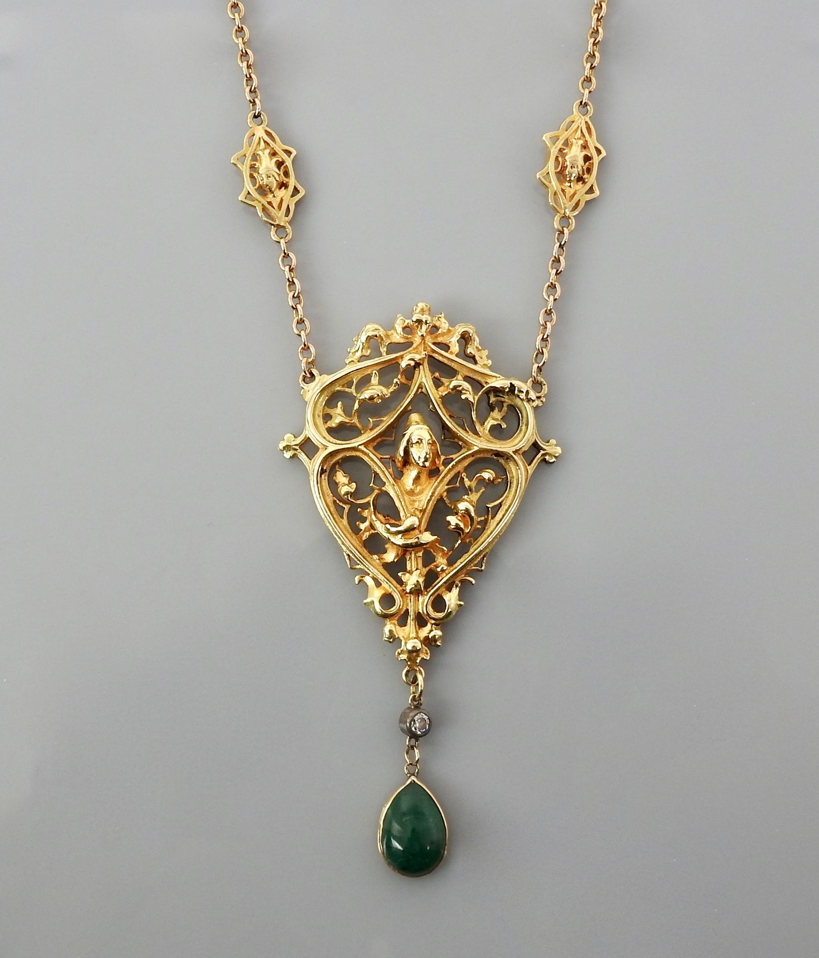 Null 黄金项链，750毫米，以古典哥特式图案为中心，6.4厘米，上面有一滴祖母绿和一颗钻石，长42厘米，重量：45.4克，毛重。