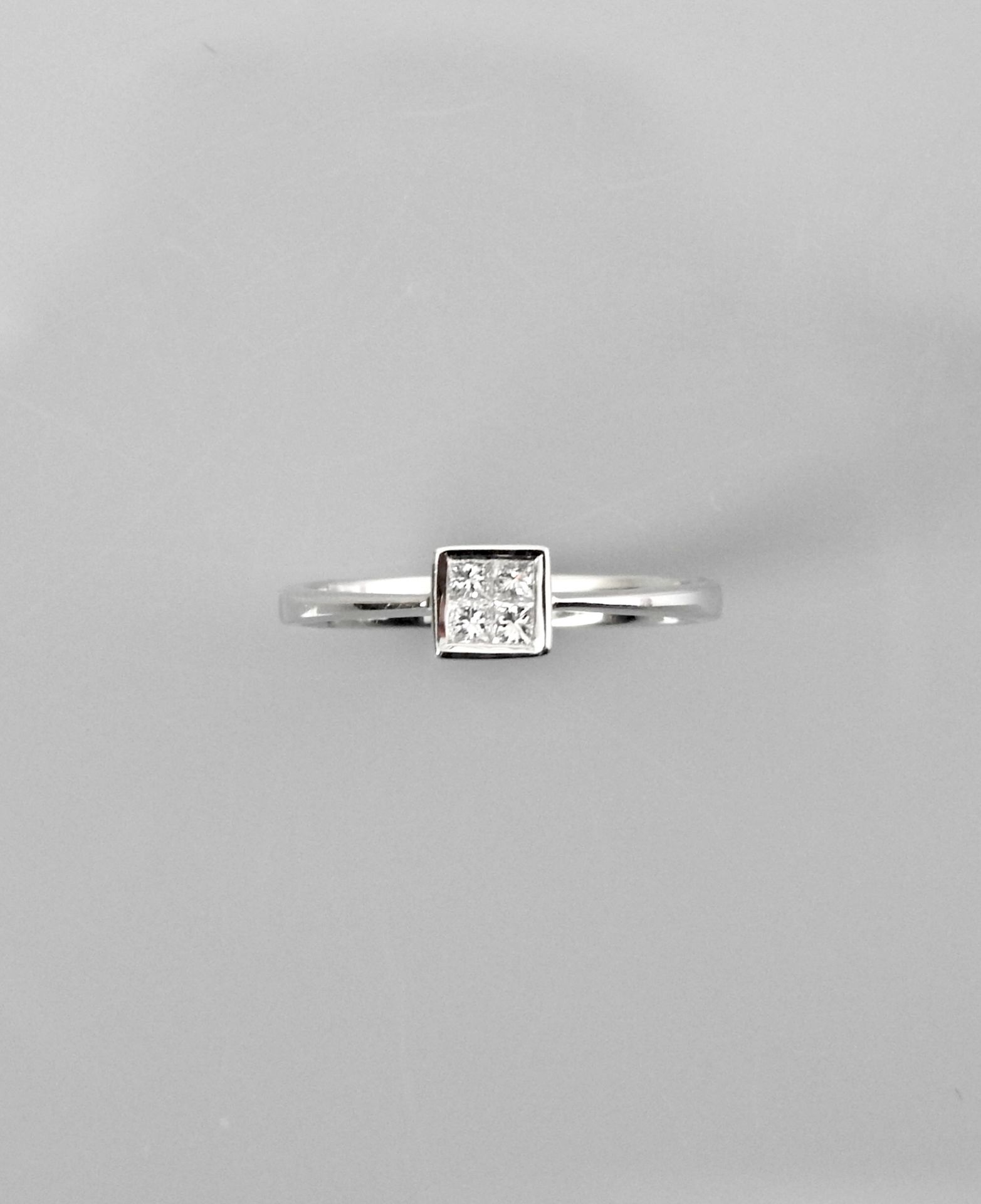 Null 白金戒指，750毫米，镶嵌四颗公主式切割钻石，尺寸：53，重量：1.75克，毛重。