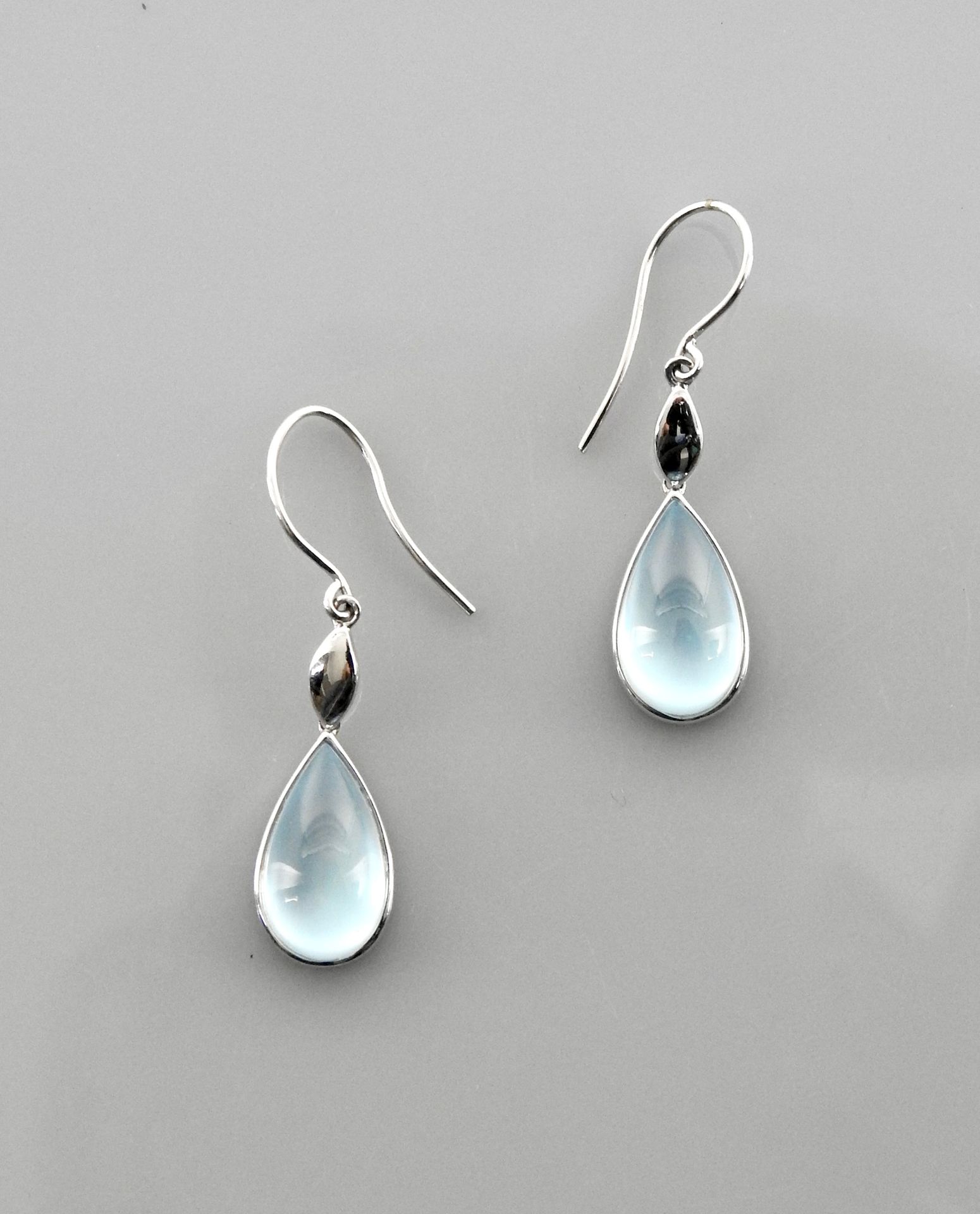 Null Earrings in white gold, 750 MM, each decorated with a blue topaz cabochon, &hellip;