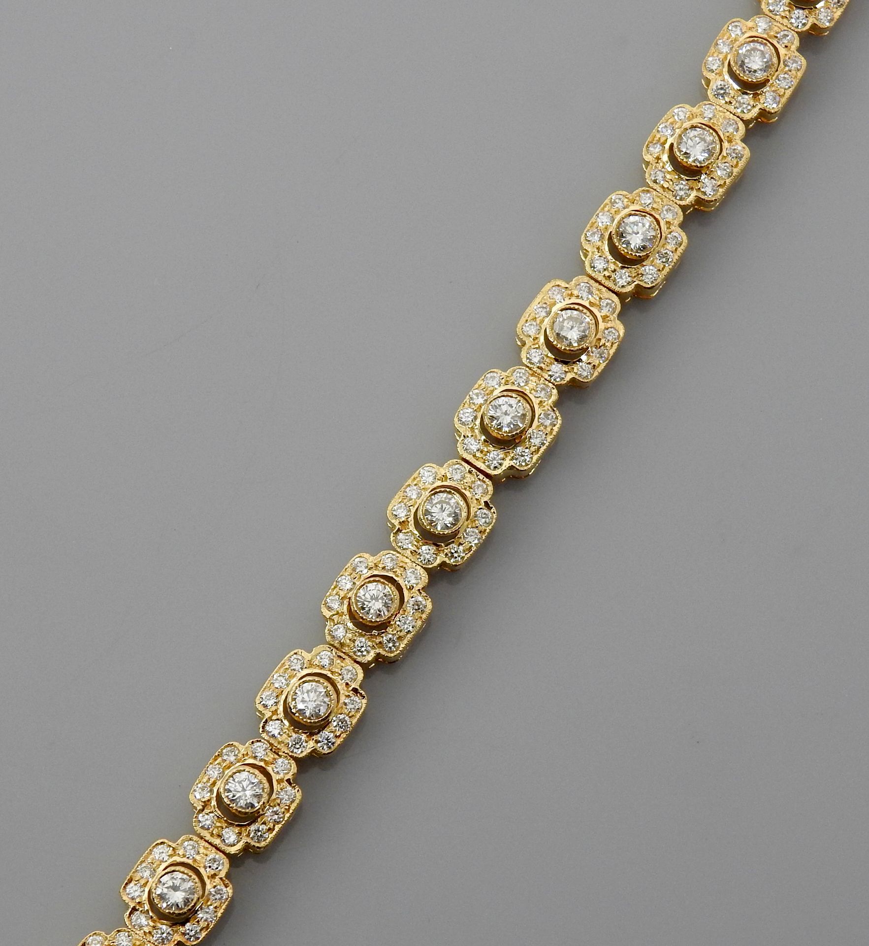 Null Bracelet en or jaune, 750 MM, formé de sections centrées de diamants ronds,&hellip;