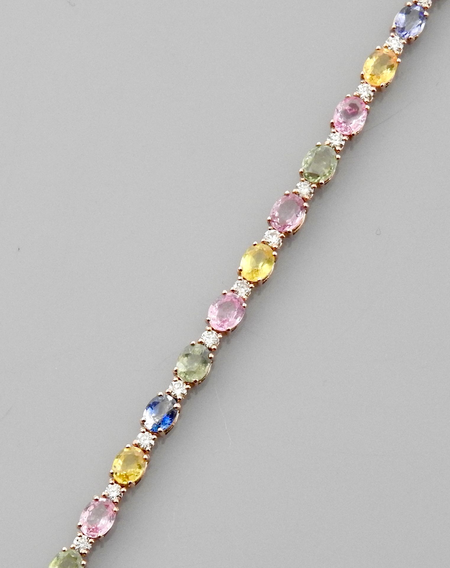 Null 750毫米白金线条手镯，亮点是多色蓝宝石，总重约7.50克拉，中间穿插钻石，长18厘米，重量：4.62克。