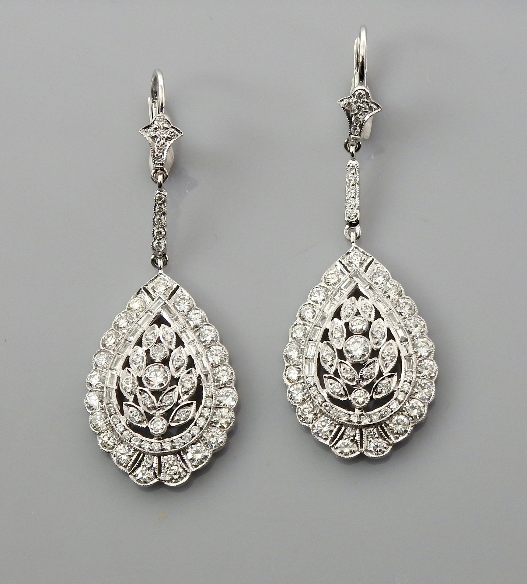 Null Pendants d'oreilles en or gris, 750 MM, ornés de diamants portant un motif &hellip;