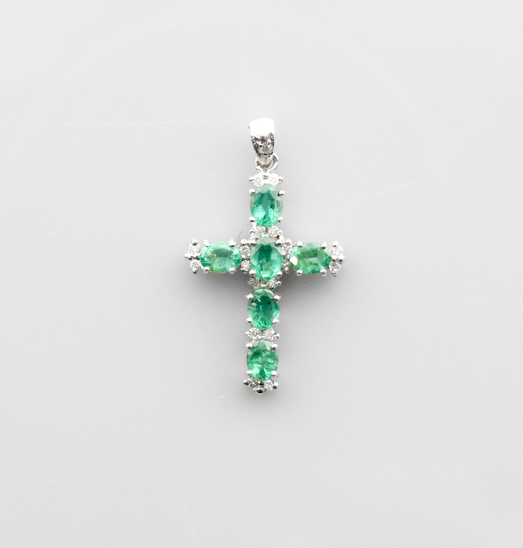 Null 小白金十字架，750毫米，镶有总重约2克拉的祖母绿和一颗钻石，尺寸为3 x 1.5厘米，重量：2.1克毛重。