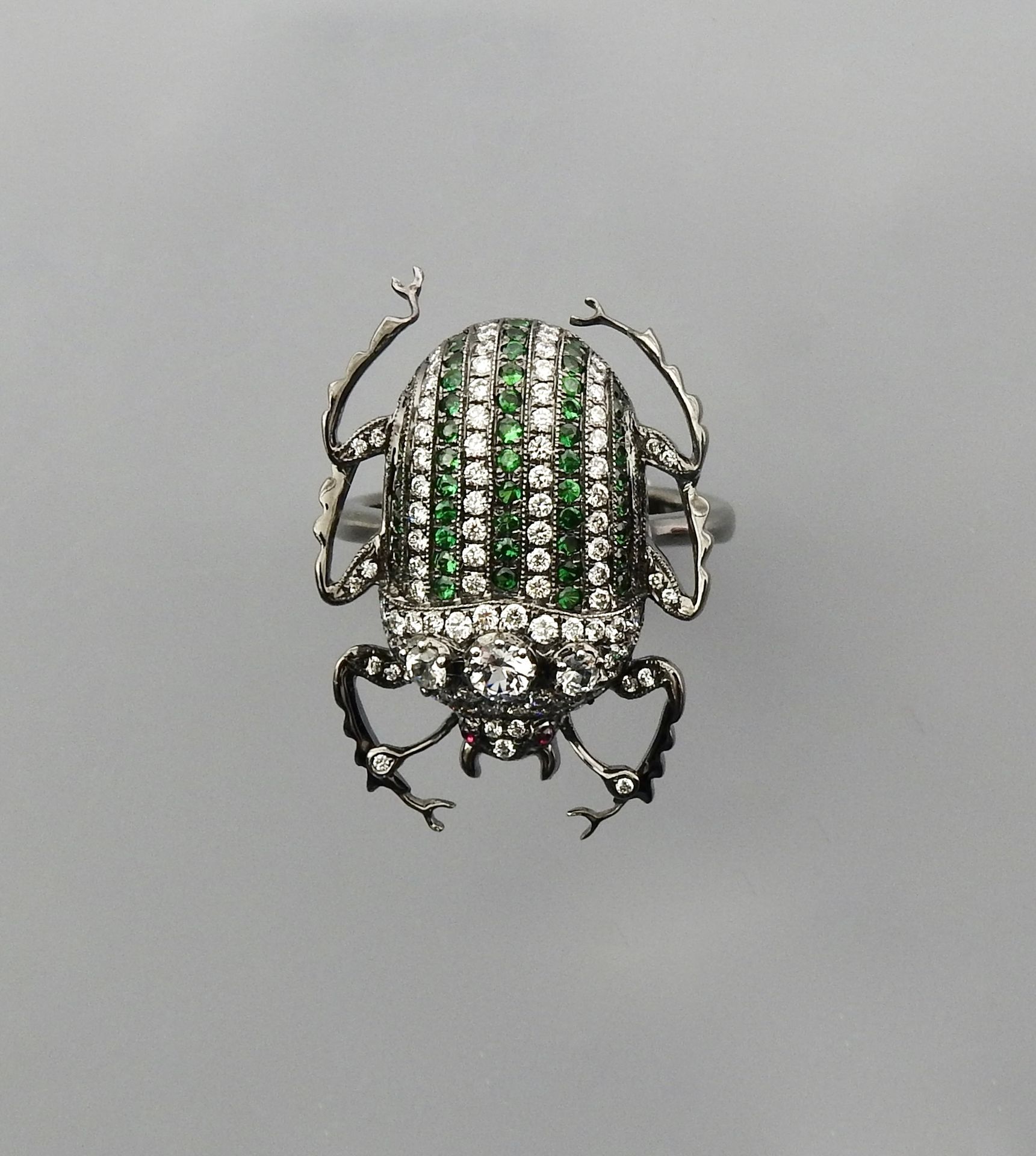 Null Anillo que representa un escarabajo de oro blanco, 750 MM, cubierto de líne&hellip;
