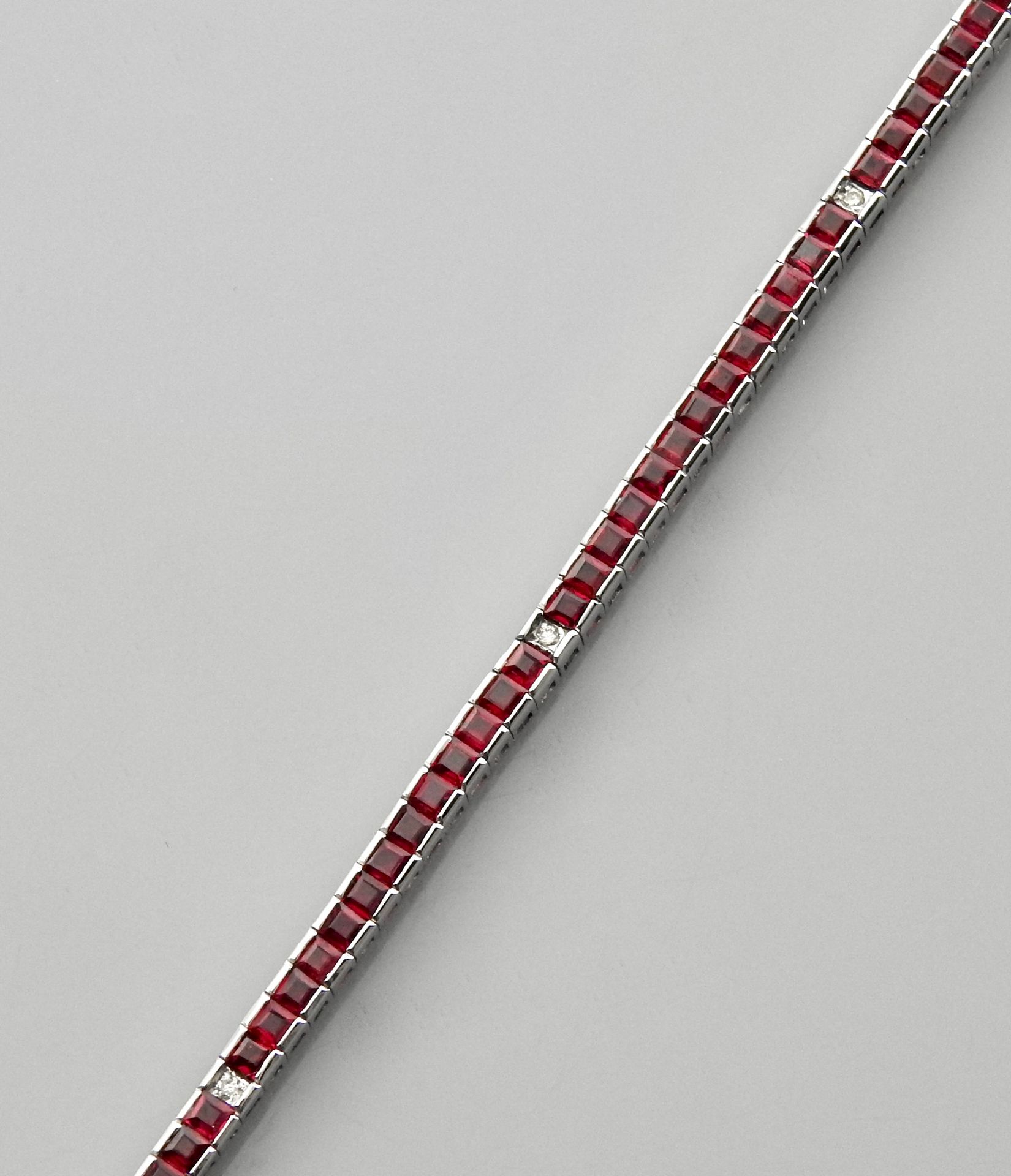 Null Ligne-Armband aus Graugold, 750 MM, unterstrichen mit kalibrierten Rubinen &hellip;