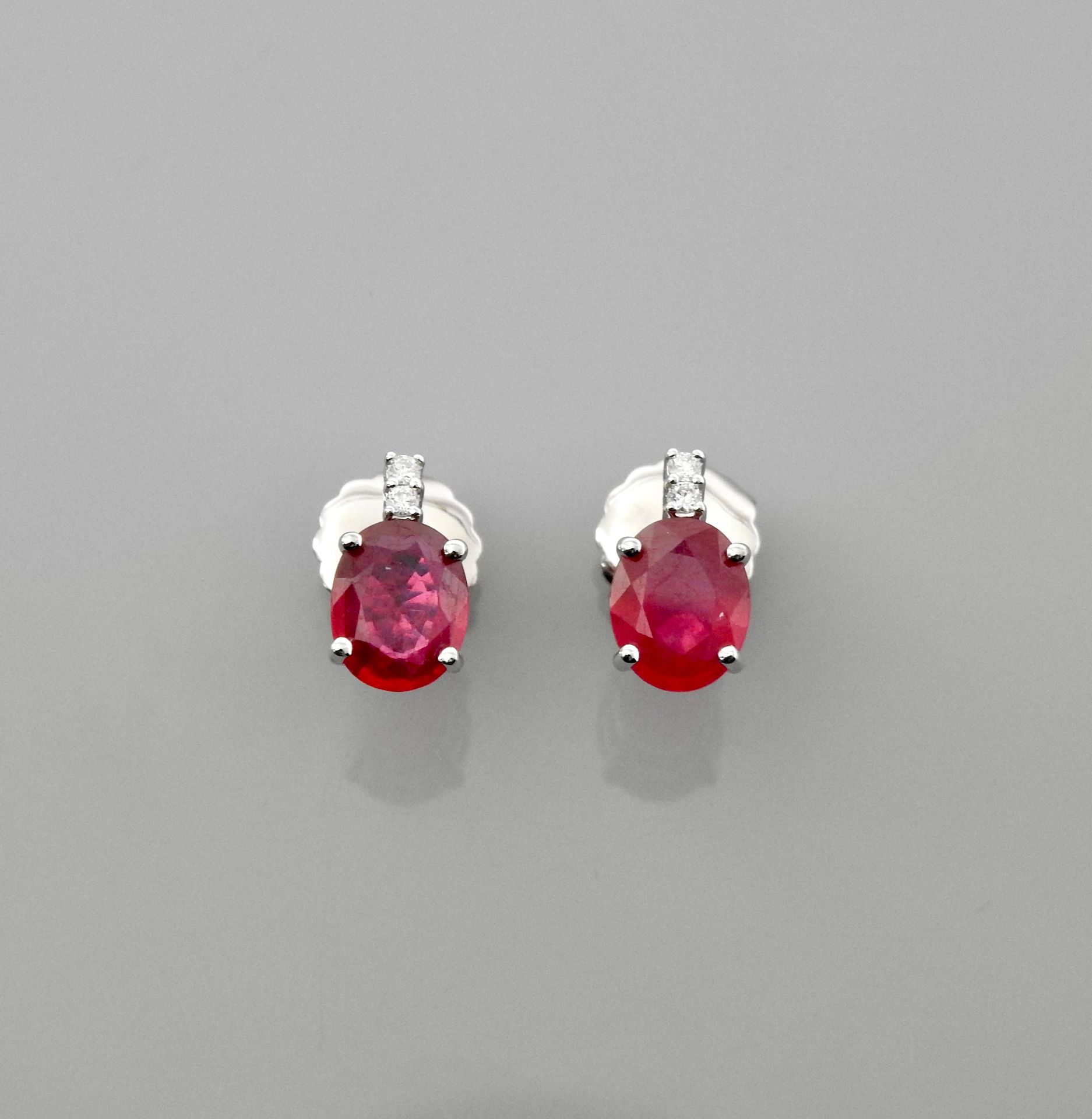Null White gold earrings, each with two diamonds above an oval ruby, total appro&hellip;