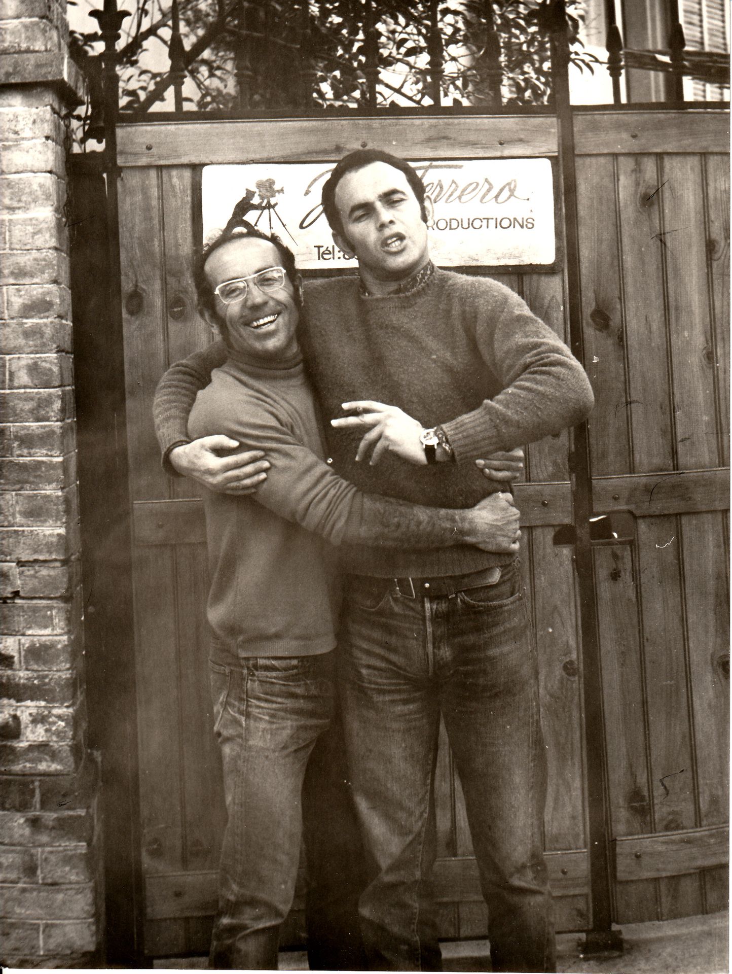 [FARHI] Jean FERRERO 让-费雷罗和让-克劳德-法里在费雷罗工作室前，1971年
复古银质照片
背面有费雷罗照片印章
24 x 18 cm