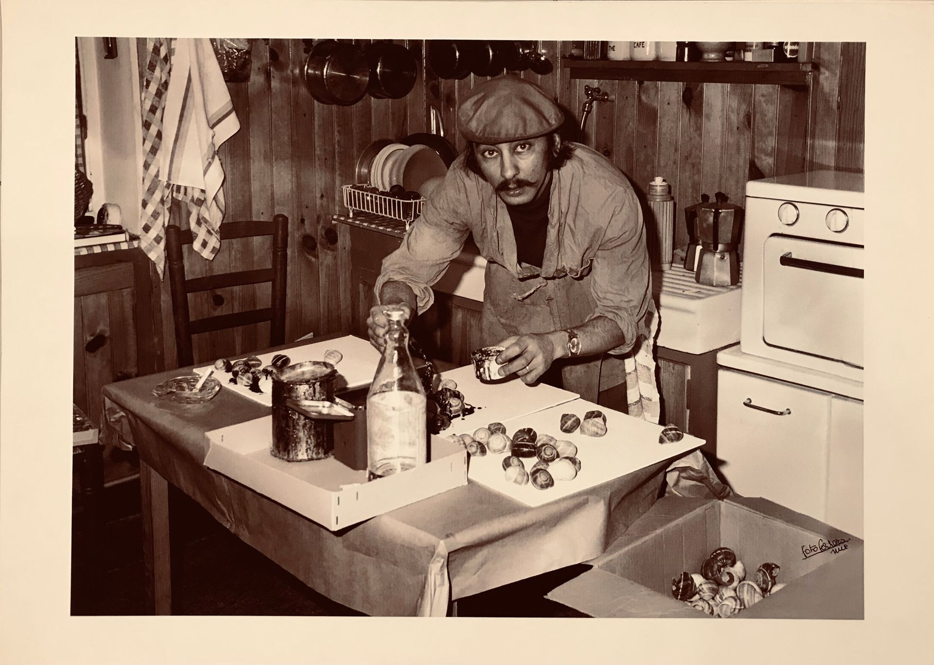 [GILLI] Jean FERRERO 克劳德-吉利从事蜗牛工作的肖像，约1970年
照片由让-费雷罗拍摄，约2000年印在大纸上
背面有墨水签名和会签
59&hellip;