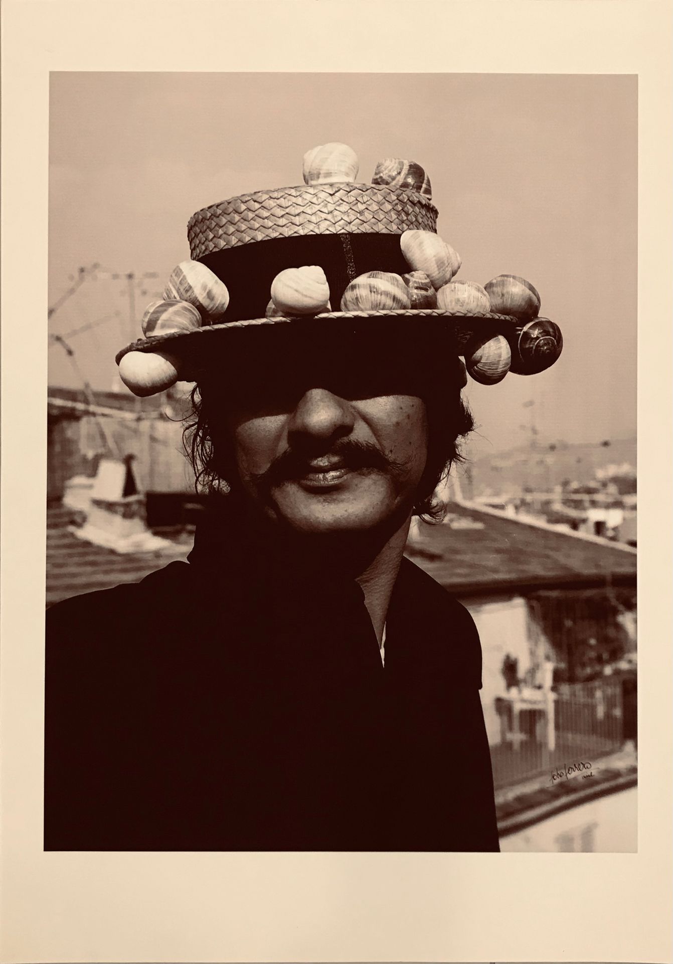 [GILLI] Jean FERRERO 戴蜗牛帽的克劳德-吉利肖像，约1970年
照片由让-费雷罗拍摄，约2000年印在大纸上
背面有墨水签名和会签
59 x&hellip;