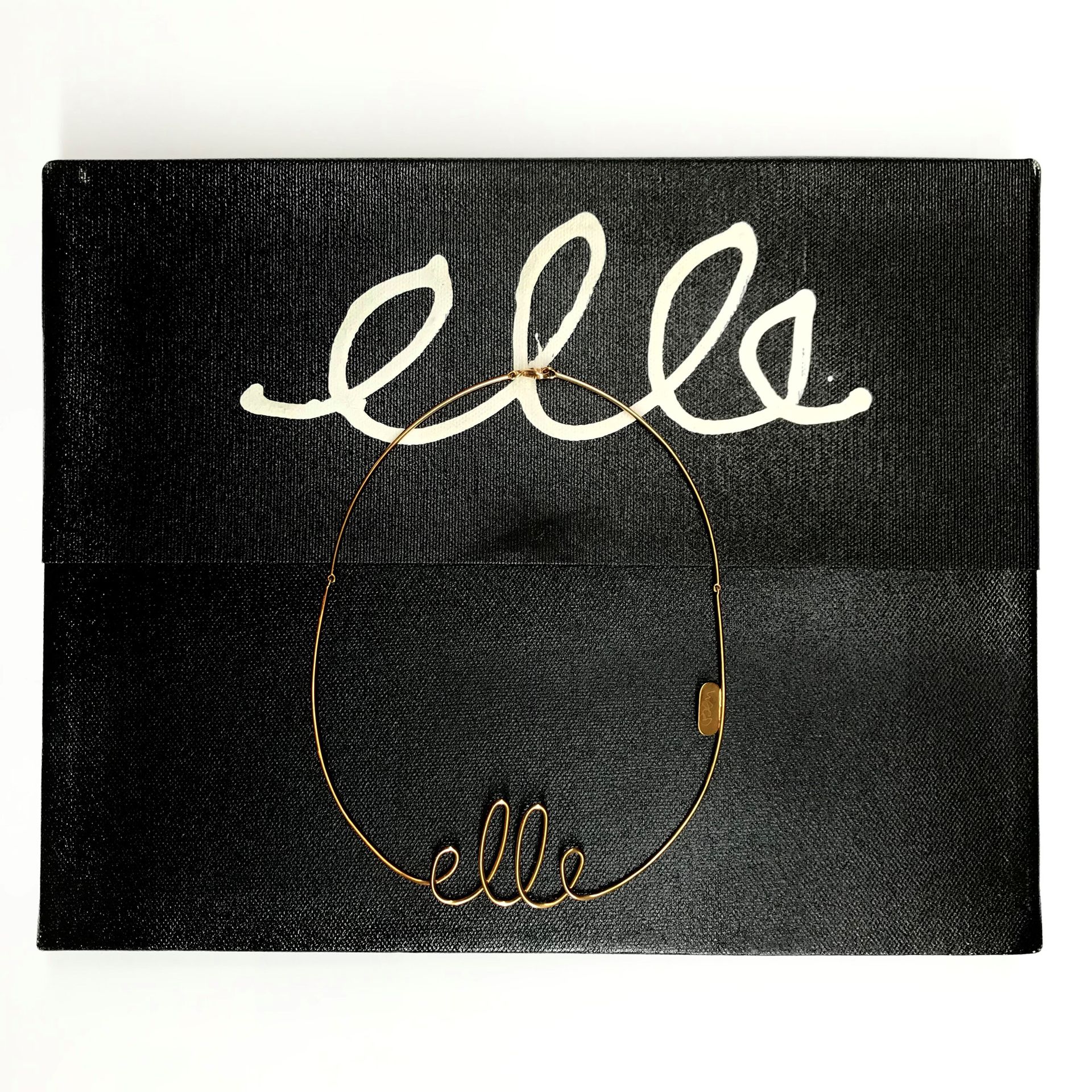 BEN VAUTIER (1935) Elle, 2003
18K黄金项链
签名和编号4/8
重量：18克
帆布箱中，有艺术家的文字
24 x 30 cm
Ge&hellip;