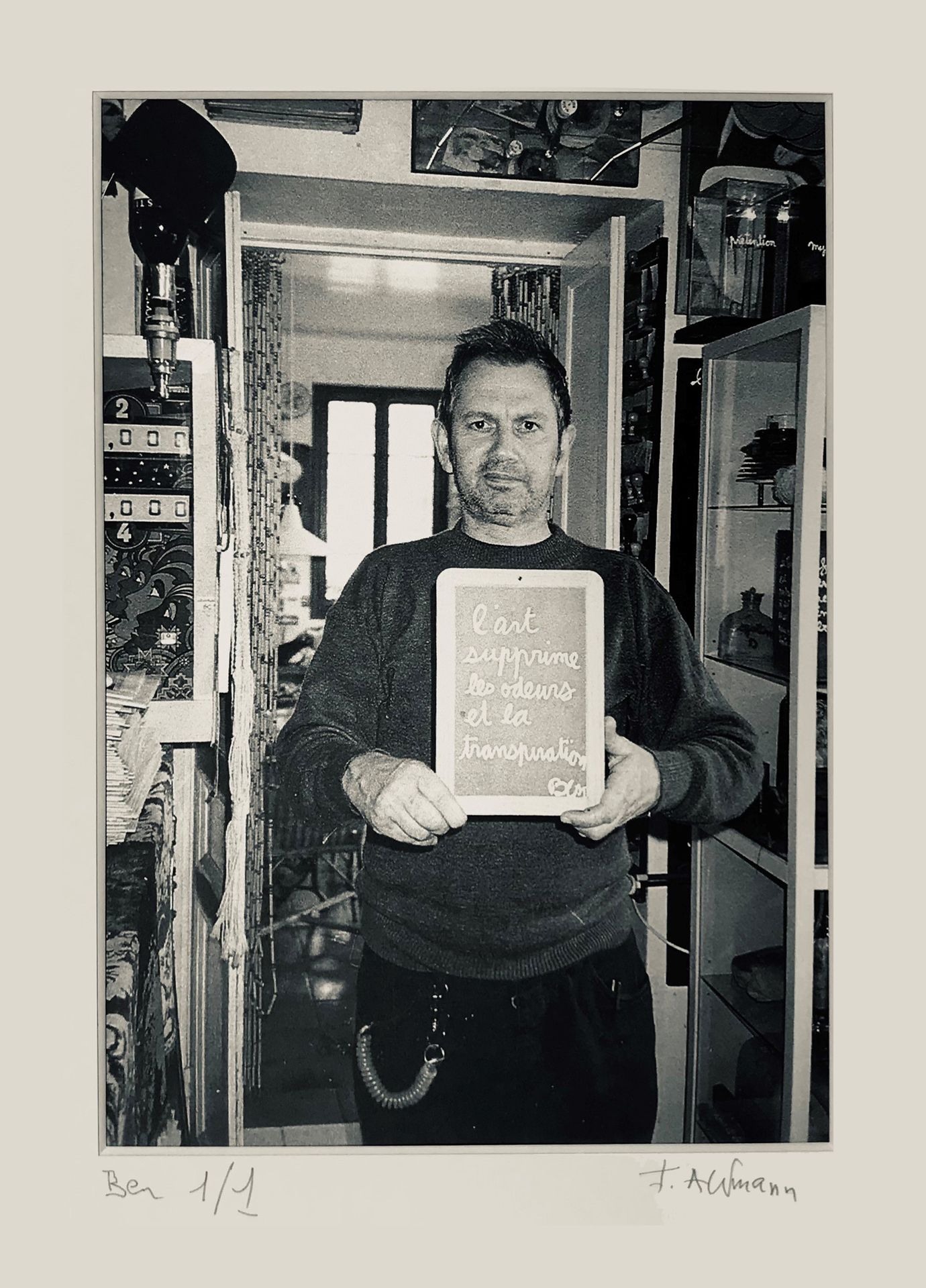 [BEN VAUTIER] Frédéric ALTMANN (1941) 本在家的肖像
照片印在巴里塔纸上
在Passepartout上有签名和编号1/1，背&hellip;