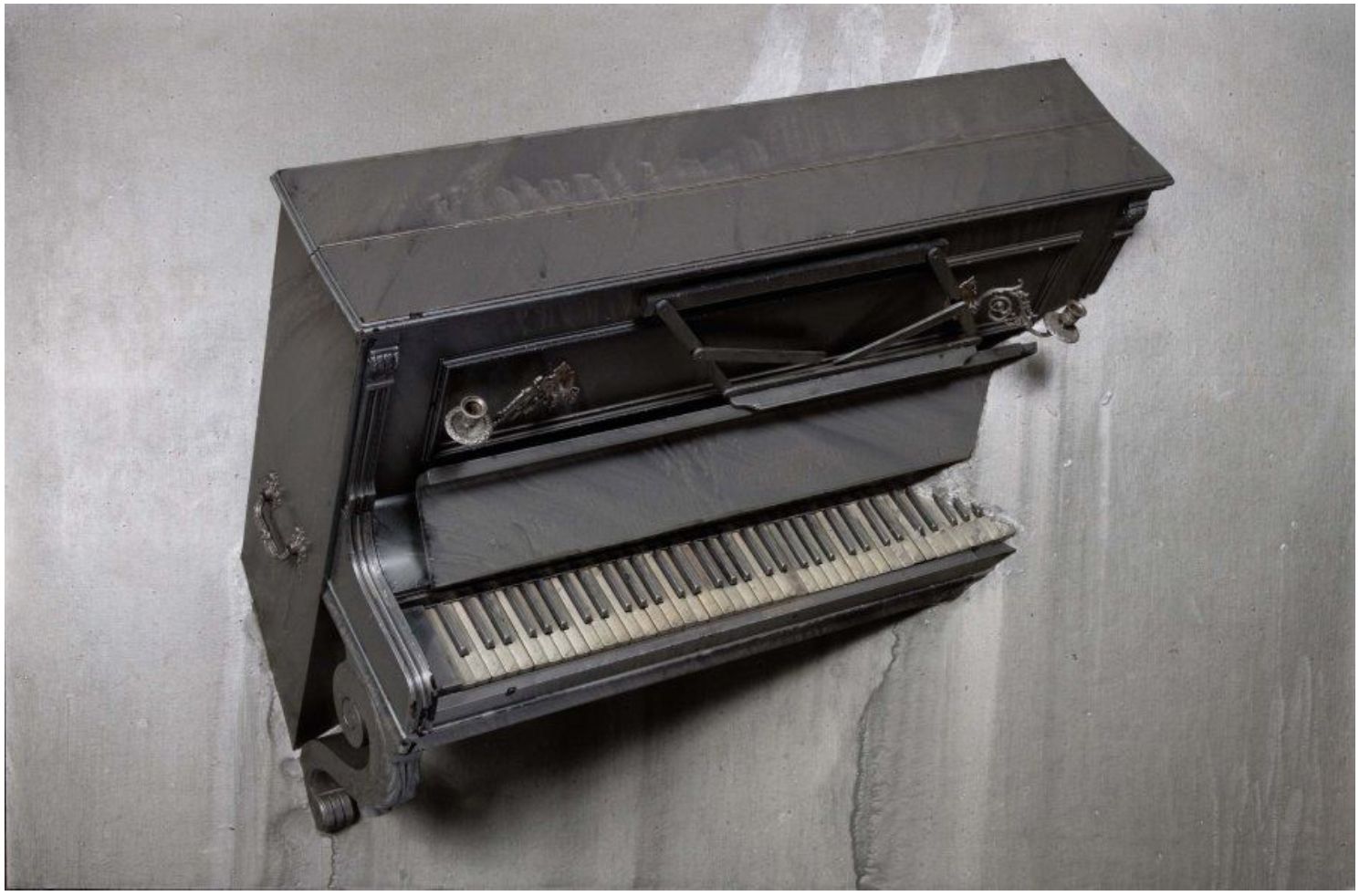 ARMAN (1928-2005) * Emersion "Ronan à Roncevaux", 1998
Cut-out piano and acrylic&hellip;