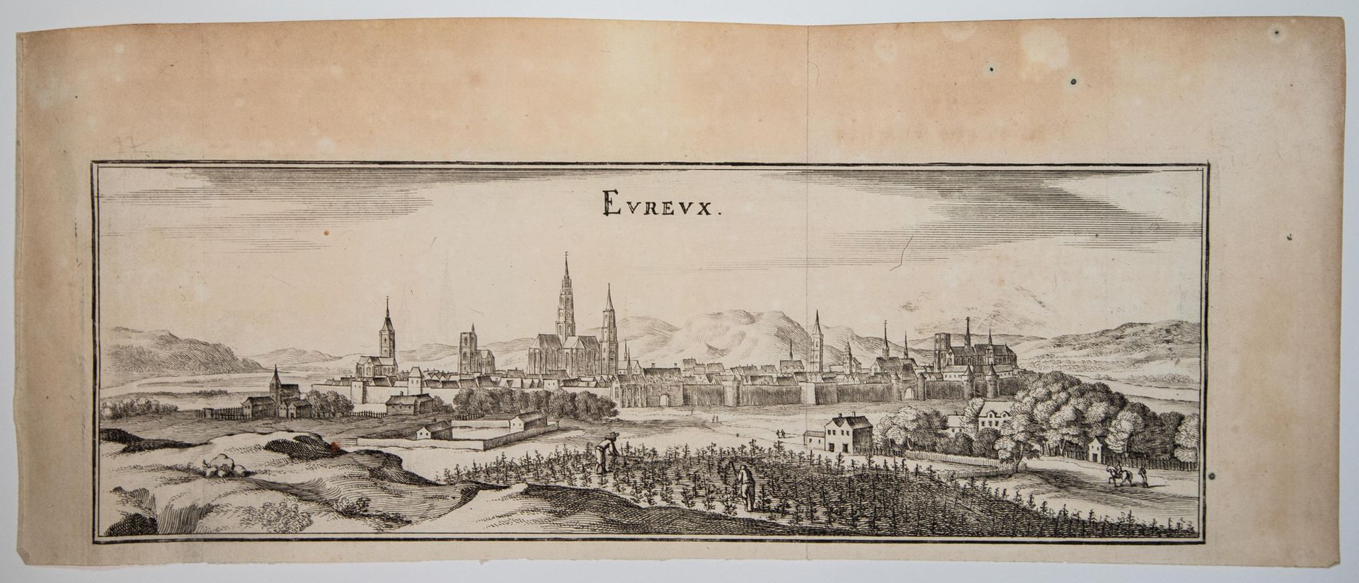 Null EURE。城市 "ÉVREUX"（27）。17世纪的雕版画，表现了该市的大教堂和城墙。(15 x 37 cm)。条件A。