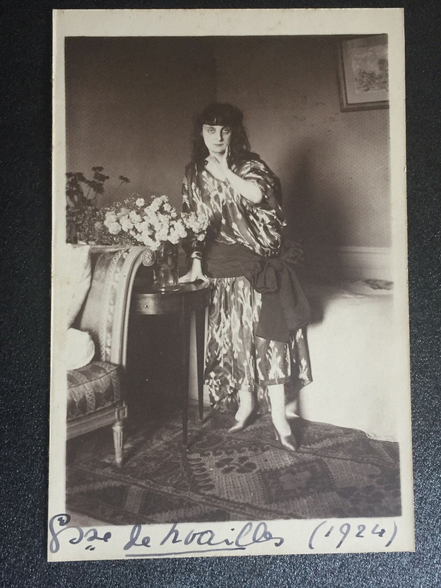 Null 安娜-德-诺艾利斯：由安娜-德-诺艾利斯签名的原始照片，上面有她的手写日期 "1924"。尺寸为17 x 11厘米。