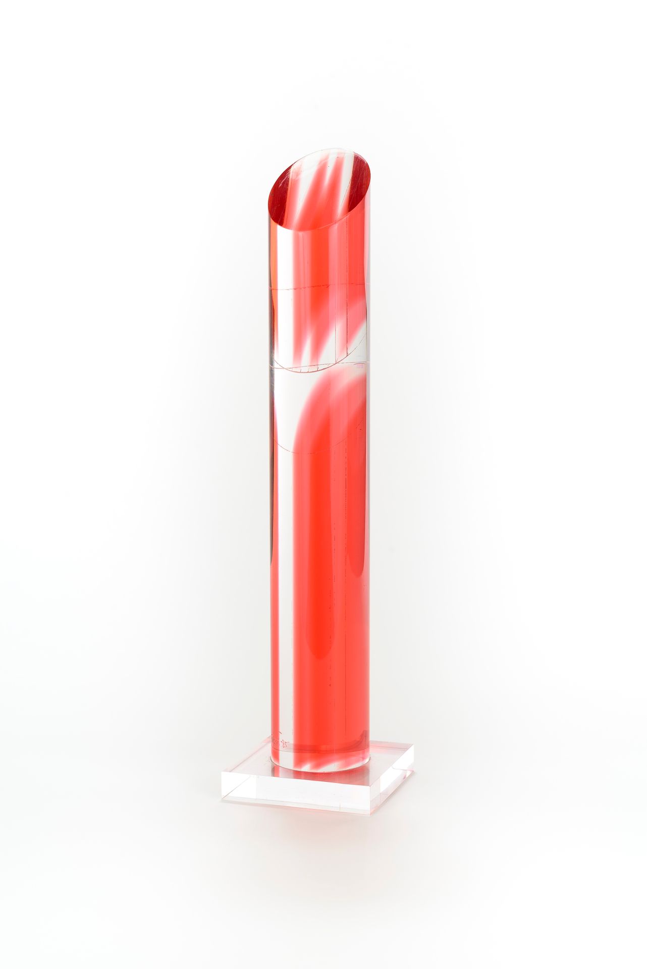 Null 让-克劳德-法尔希 (1940-2012)

小斜面柱（粉红色），1985年

乙烯基的聚甲基丙烯酸酯

签名和日期

高：42厘米