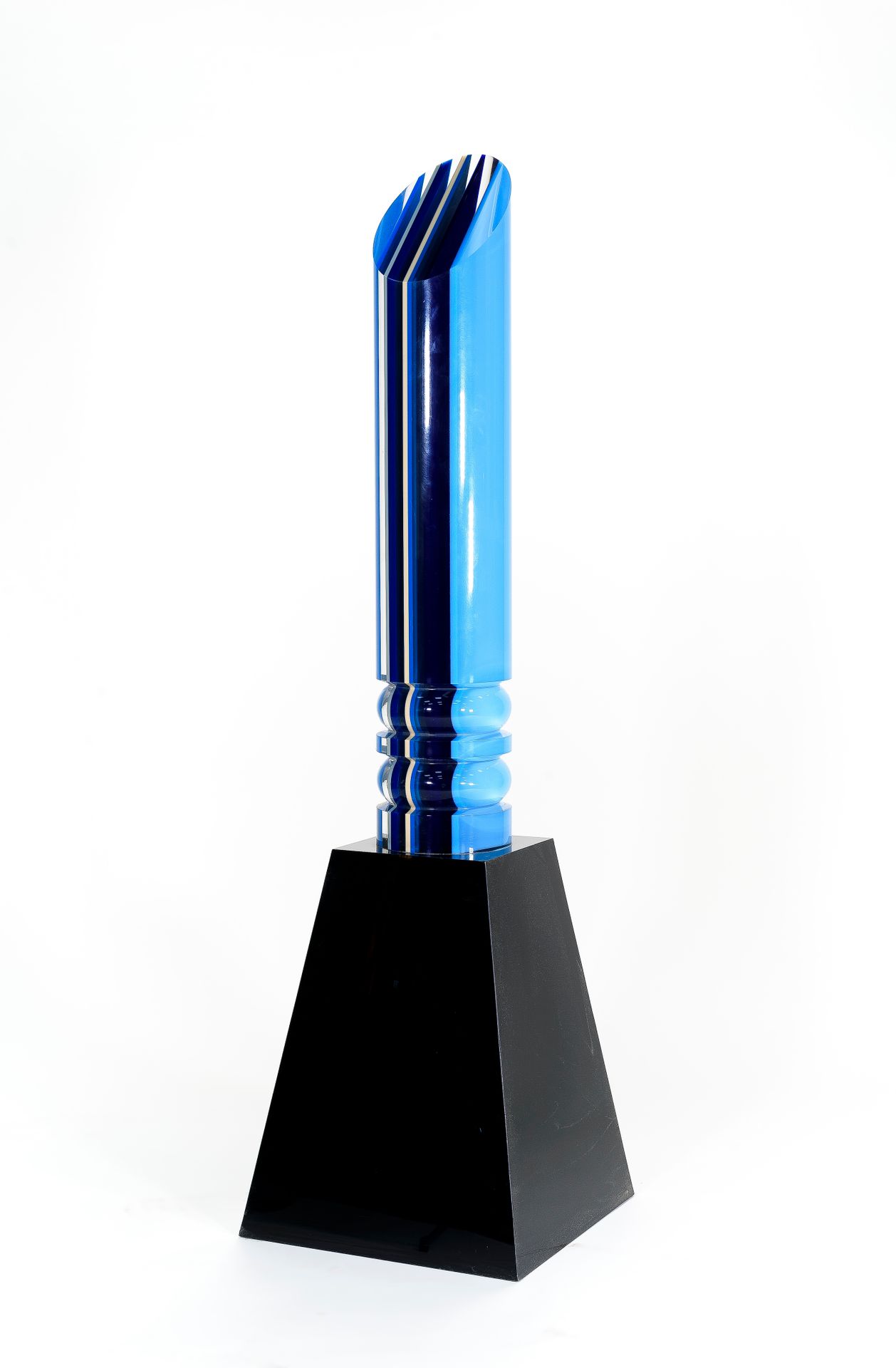 Null 让-克劳德-法尔希 (1940-2012)

蓝色斜面柱

乙烯基的聚甲基丙烯酸酯

在黑色的梯形底座上

高度：111厘米