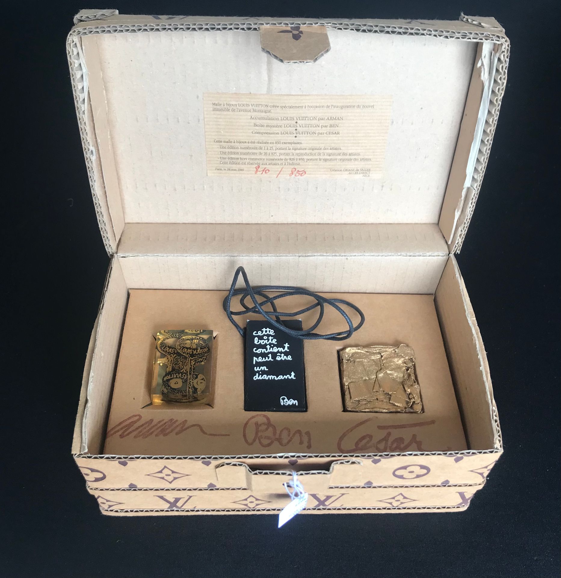 Null 漂亮的学校

路易威登，1989年

装有路易威登堆积物的纸板珠宝箱

阿尔曼的 "神秘箱"，本的 "神秘箱"，以及路易威登的 "压缩箱"。

凯撒-&hellip;