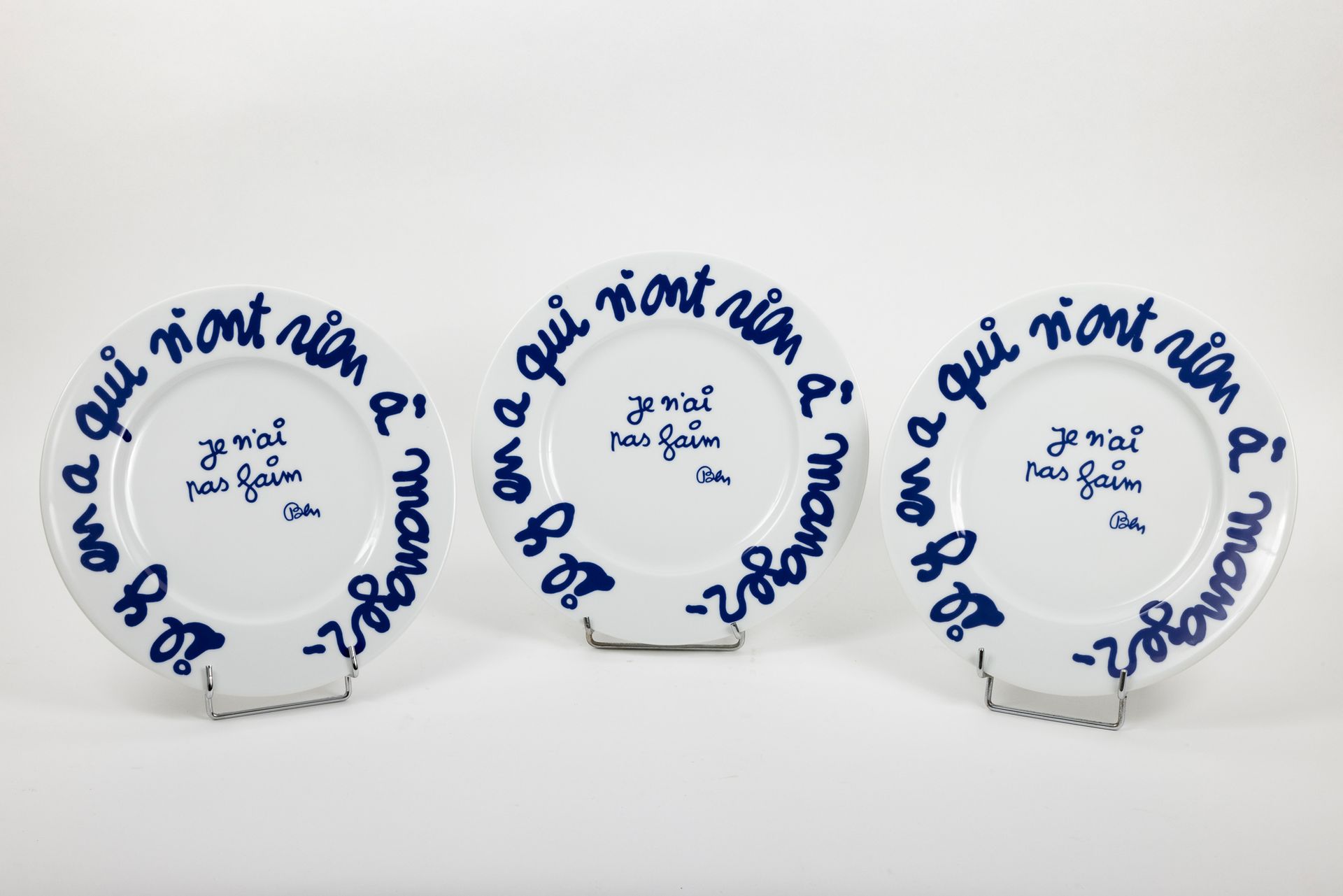 Ben VAUTIER (né en 1935) Je n'ai pas faim, 2000
Tres platos de porcelana
Edición&hellip;