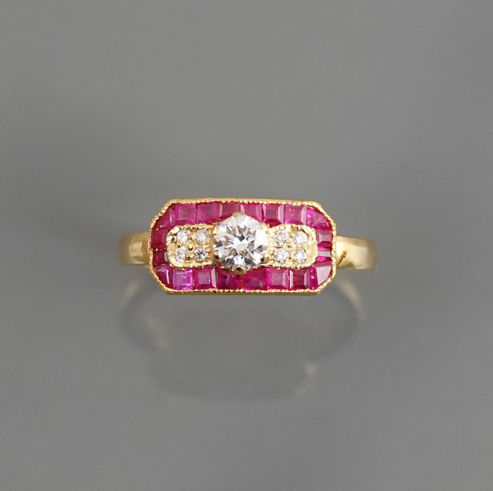 Null Bague en or jaune, 750 MM, ornée de diamants entourés de rubis calibrés, ta&hellip;