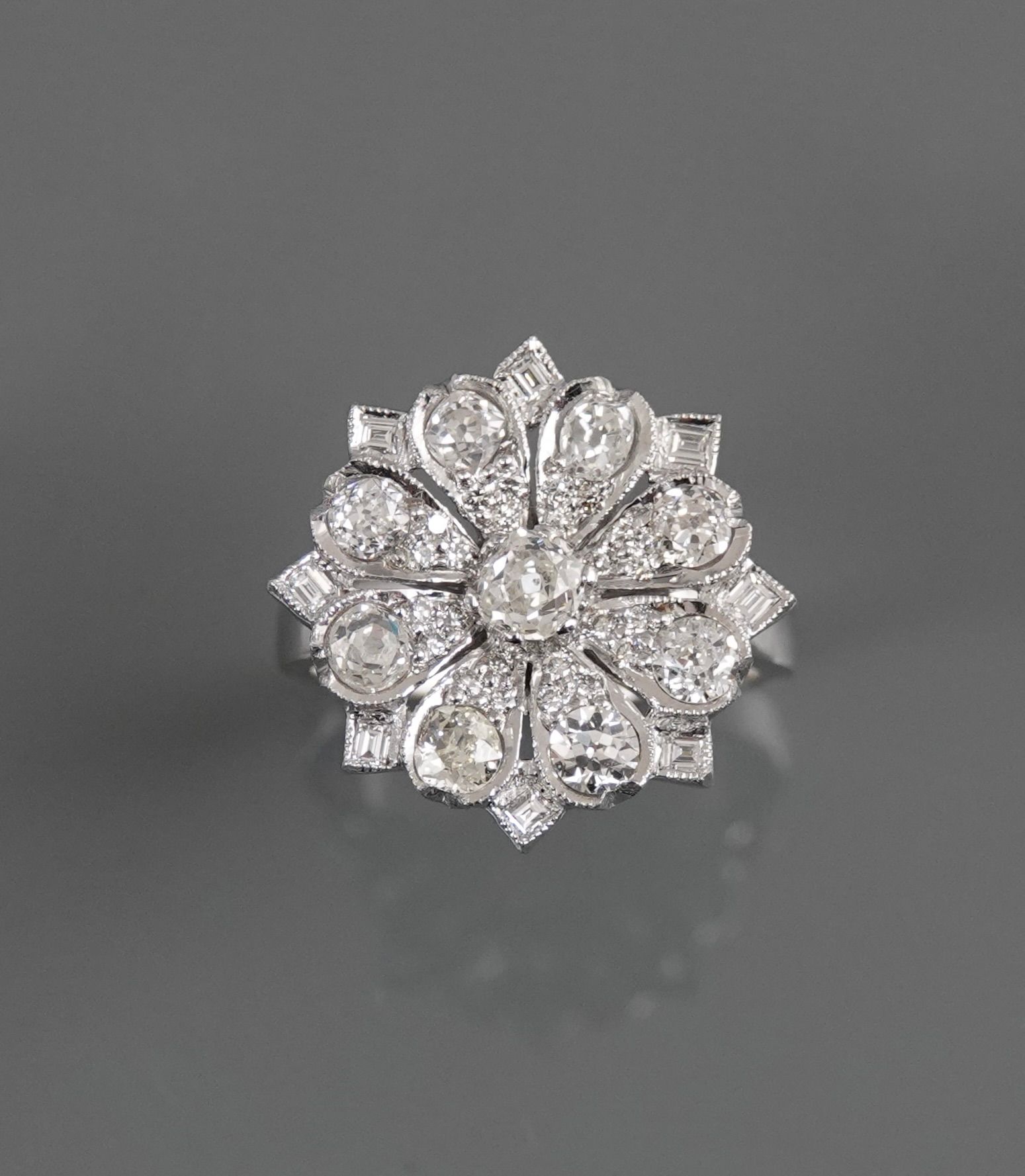 Null Anillo flor en oro blanco, 750 MM, engastado con diamantes baguette y redon&hellip;