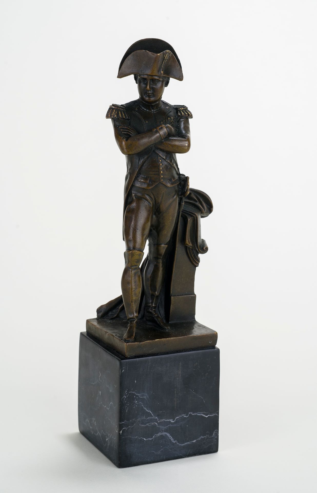 Null 仿照埃米尔-科利奥兰-希波利特-吉耶曼（1841-1907）的作品

拿破仑的雕像

带有棕色铜锈的青铜器

黑色大理石底座

高度：31厘米