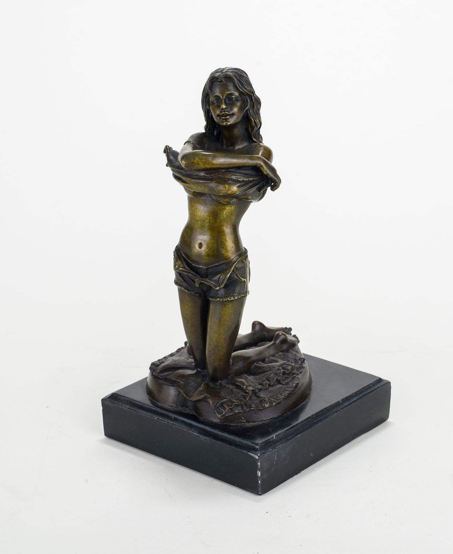Null 跪着的女人，双手交叉

带棕色铜锈的青铜器和奖章

黑色大理石底座

高度：25厘米