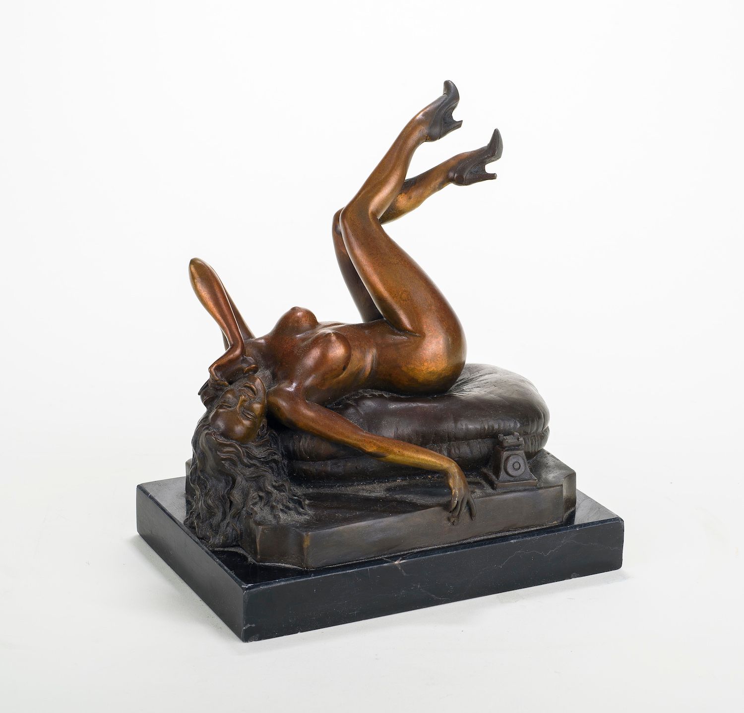 Null French school around 1900

Naked woman lying on a cushion

Bronze, double p&hellip;