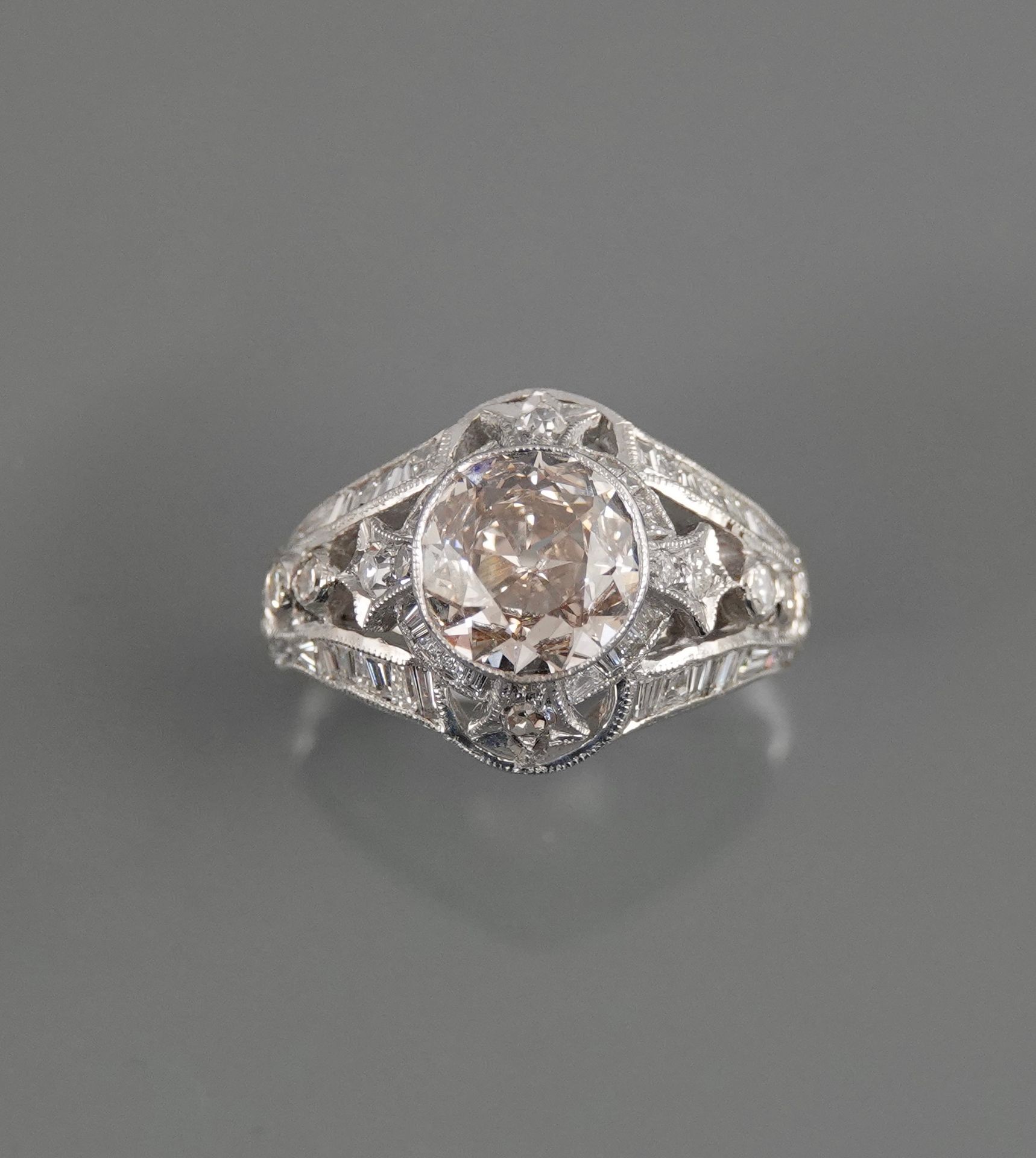 Null 750毫米白金圆顶戒指，以一颗重达2克拉的香槟色钻石为中心，镶嵌白色长方形切割和圆形钻石，共重3.80克拉，尺寸：53，重量：9.06克，毛重。