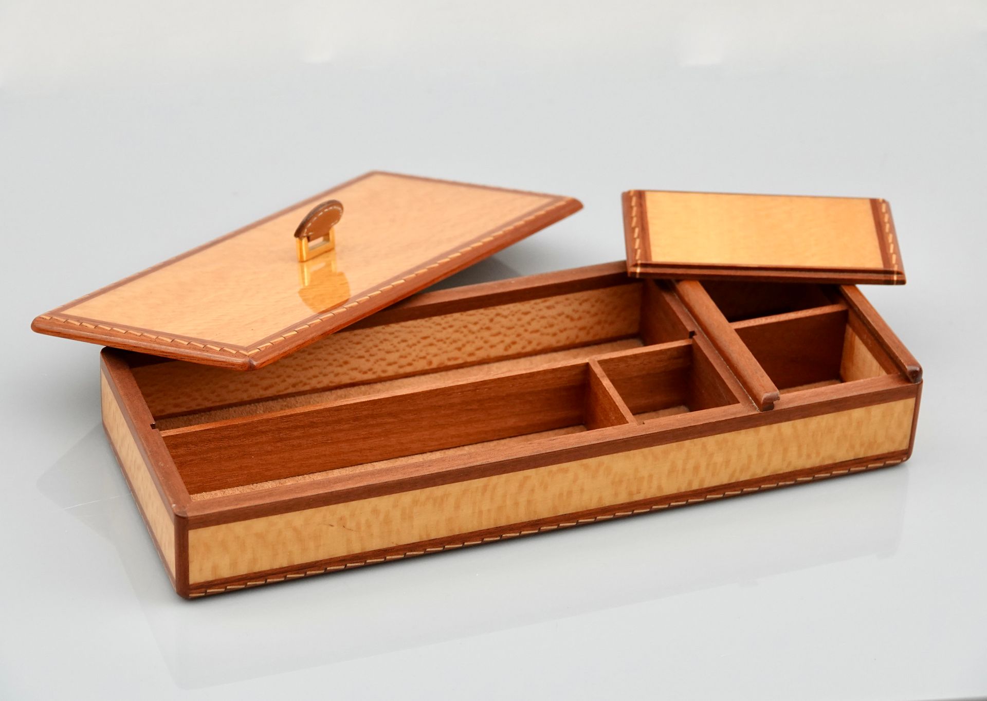 Null HERMES

Pencil box with compartments in elm burr