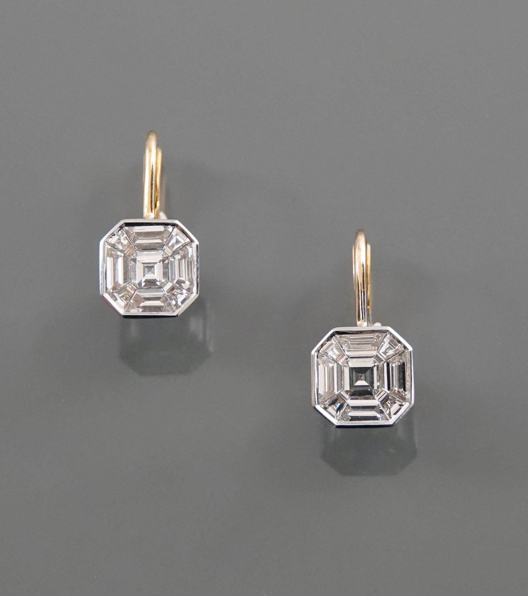 Null Dormeuses deux ors, 750 MM, recouverts de diamants baguette, total 4 carats&hellip;