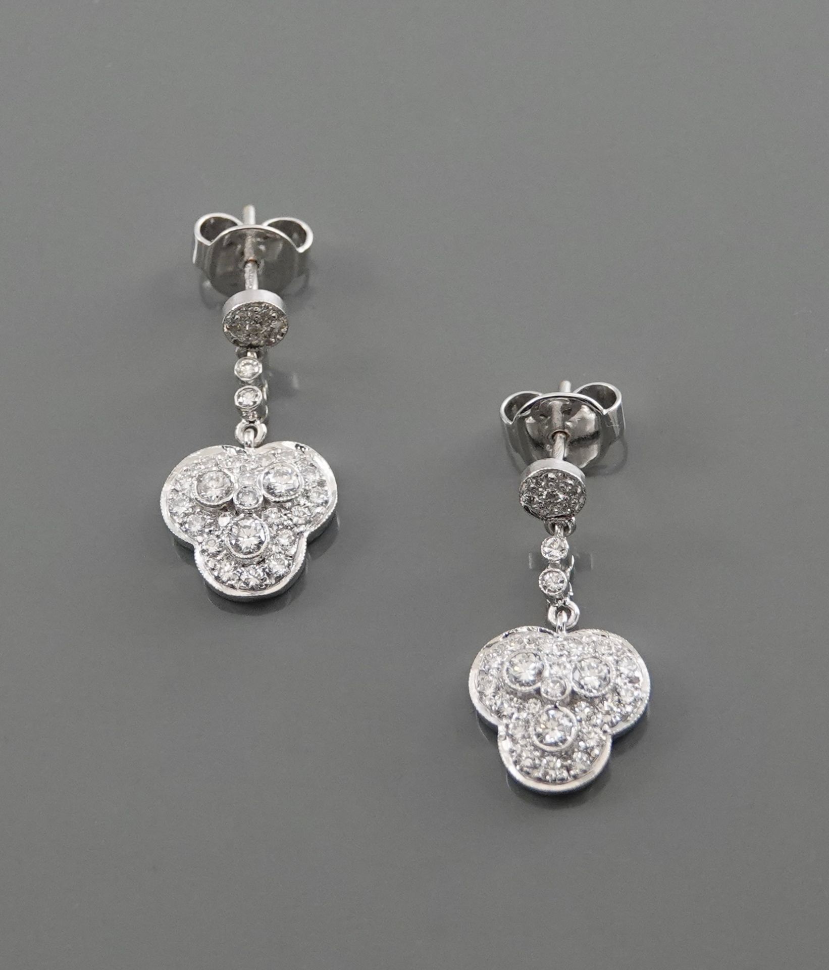 Null Ohrringe aus 750er Graugold, MM, jeweils mit Diamanten verziert, die ein mi&hellip;