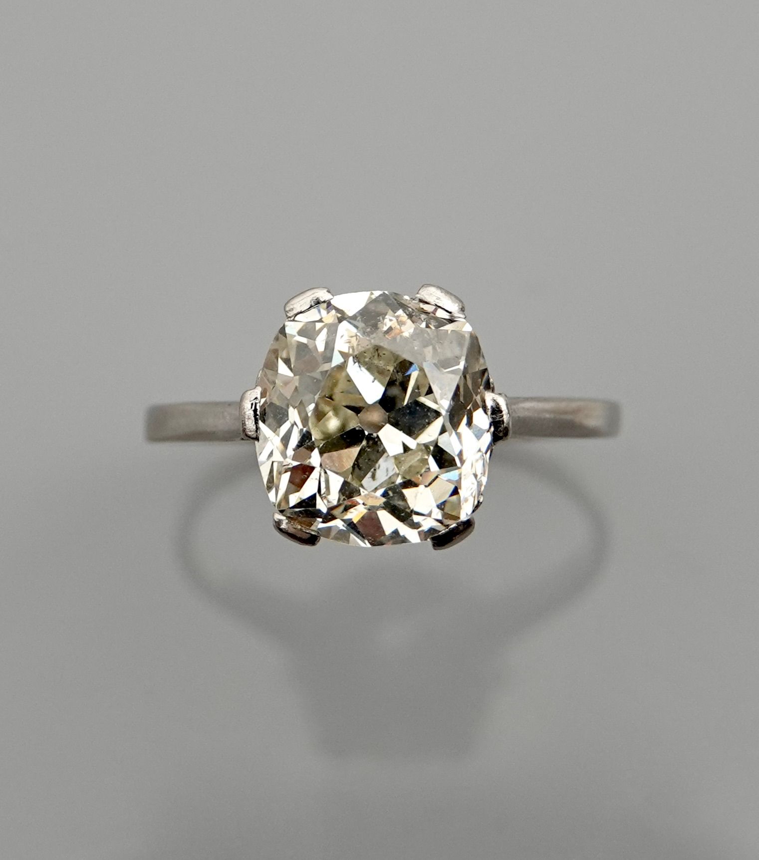 Null 
Bague solitaire en or gris, 750 MM, ornée d'un diamant taille coussin anci&hellip;
