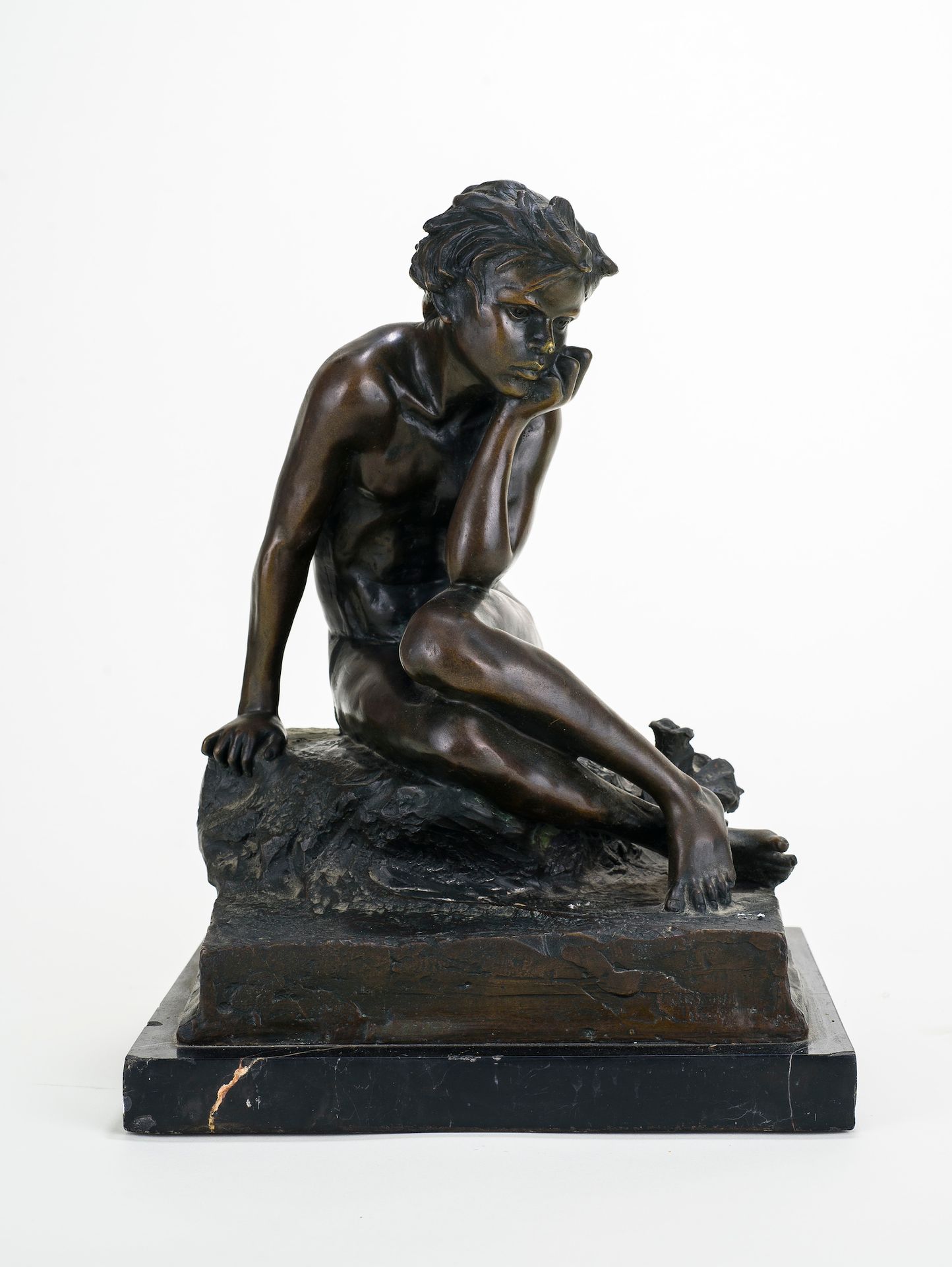 Null Femme pensante

Bronze à patine brune sur un socle en marbre noir Portor

H&hellip;