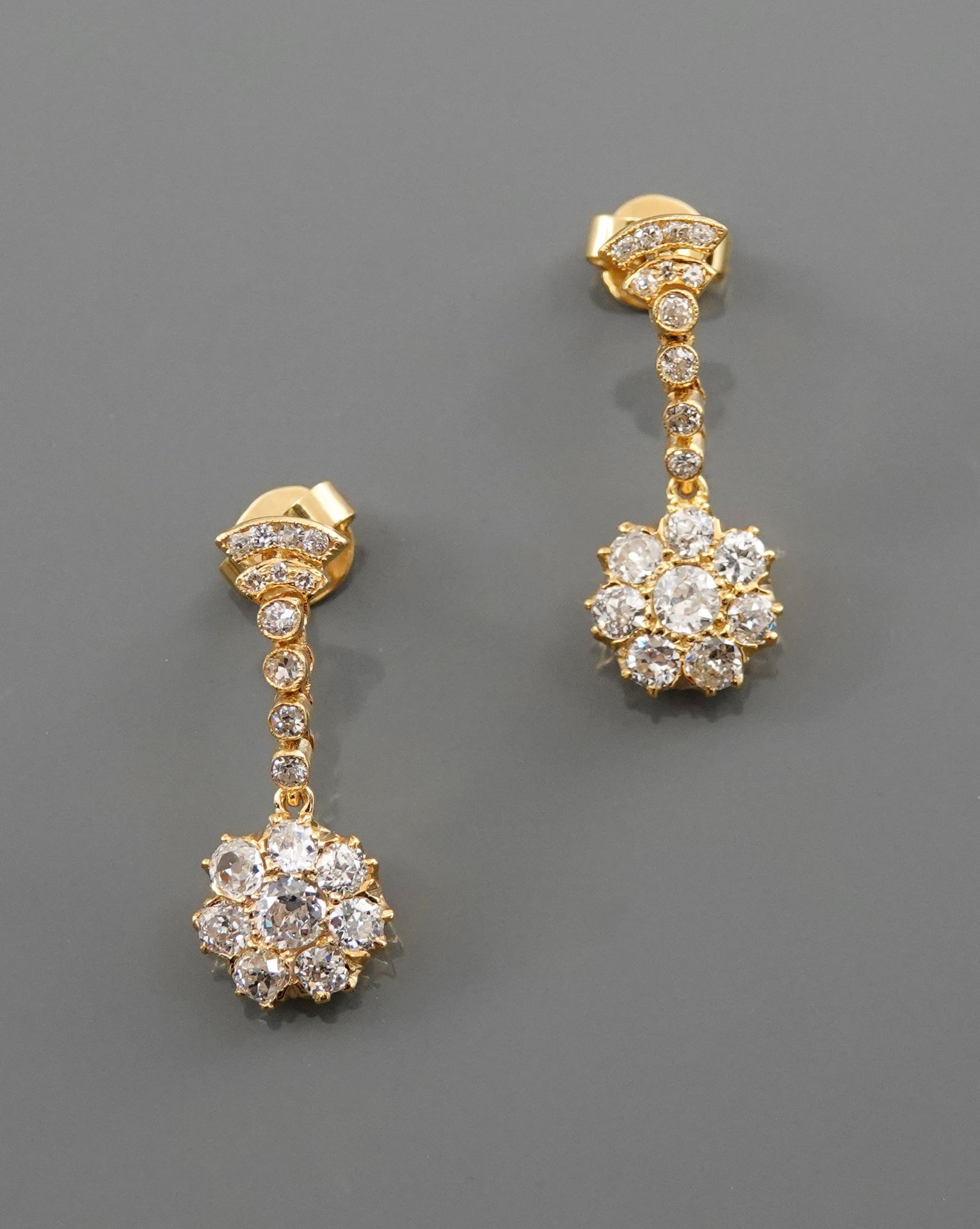 Null Pendants d'oreilles en or jaune, 750 MM, ornés de diamants en chute retenan&hellip;