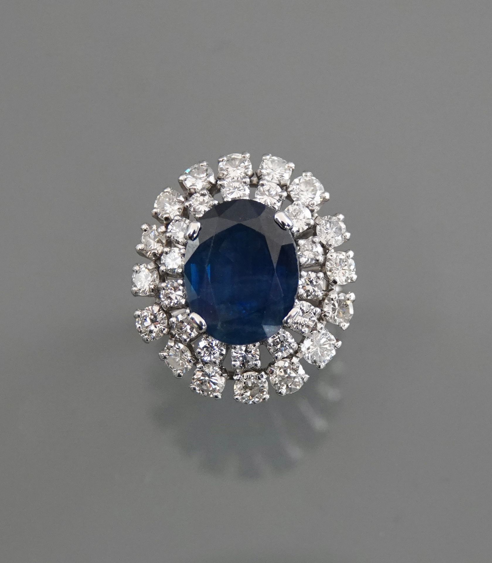 Null 白金戒指，750毫米，以一颗重约6.50克拉的椭圆形蓝宝石为中心，镶嵌两排钻石。钻石总数约为2克拉，尺寸为2.10厘米×2厘米，尺寸：50，重量：9.&hellip;