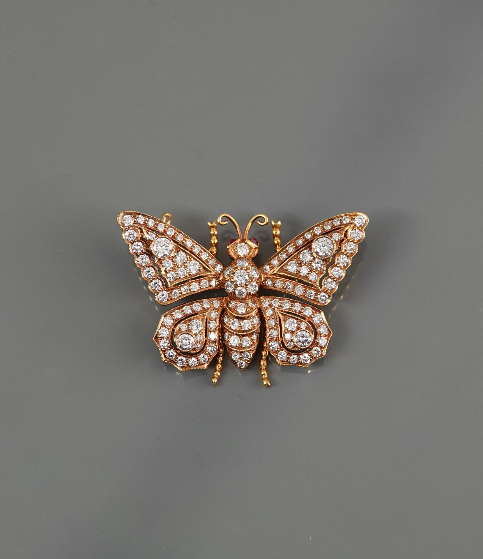 Null 双金蝴蝶胸针，750毫米，覆盖着总共3克拉的钻石，有红宝石的眼睛，大小为4 x 3厘米，重量：14.05克毛重